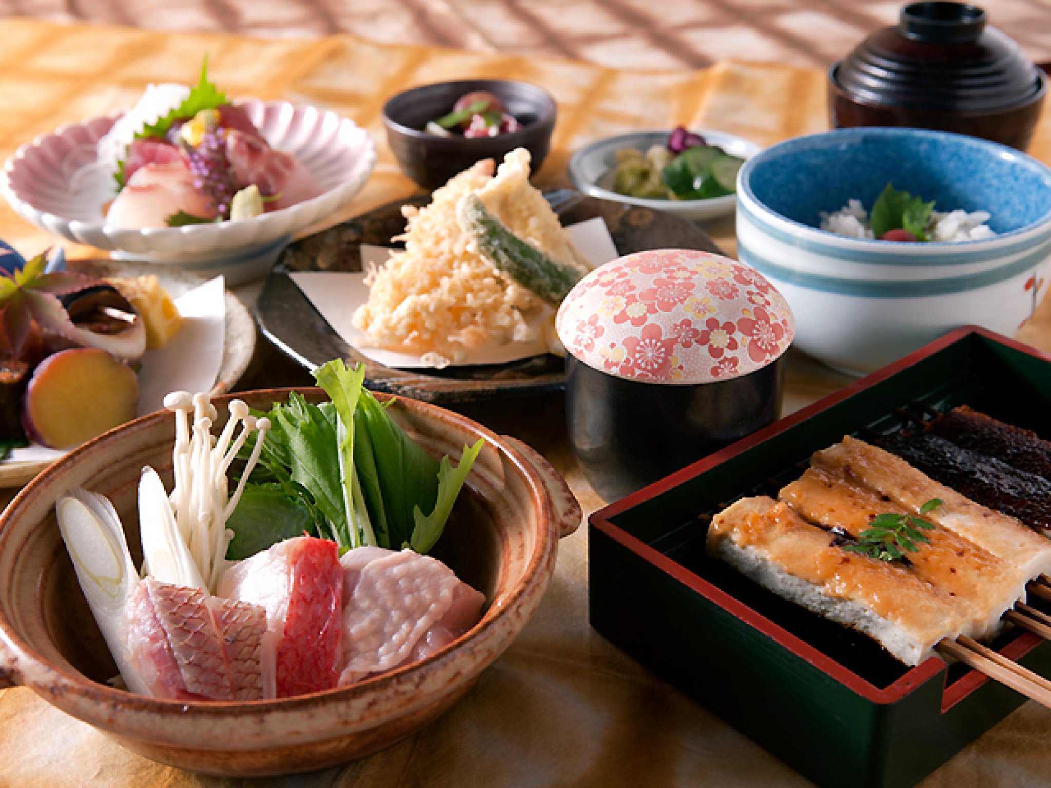 会席コース（5,500円）の一例。名物の豆腐田楽や菜飯をはじめ全9品。個室での料理は、ほかに秋～冬の鍋料理の...