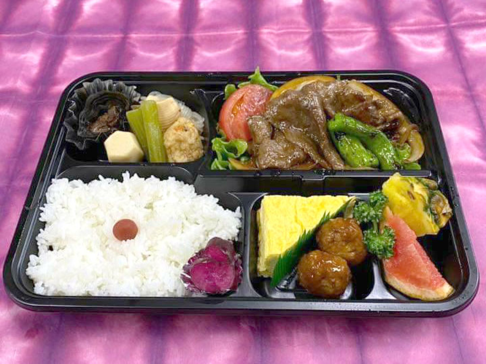 飛騨牛焼肉弁当…2,500円。他にも唐揚げ弁当、白身魚フライ弁当、ハムカツ弁当(各1,000円)のリーズナブルな弁当...