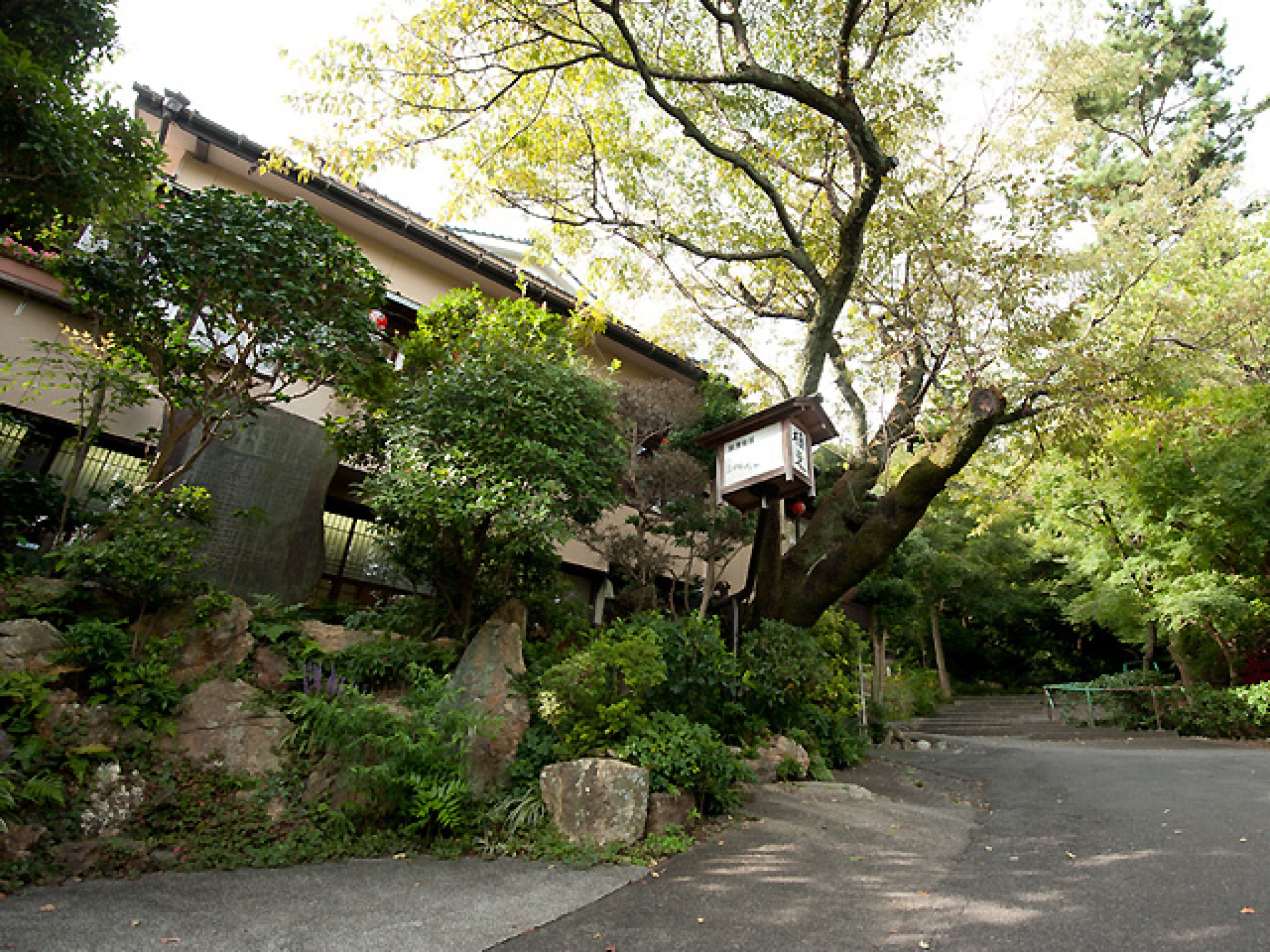 梅林公園の西側を一番奥まで入った緑豊かな絶好のロケーション。四季折々の表情を見せる公園の木々や鳥のさ...