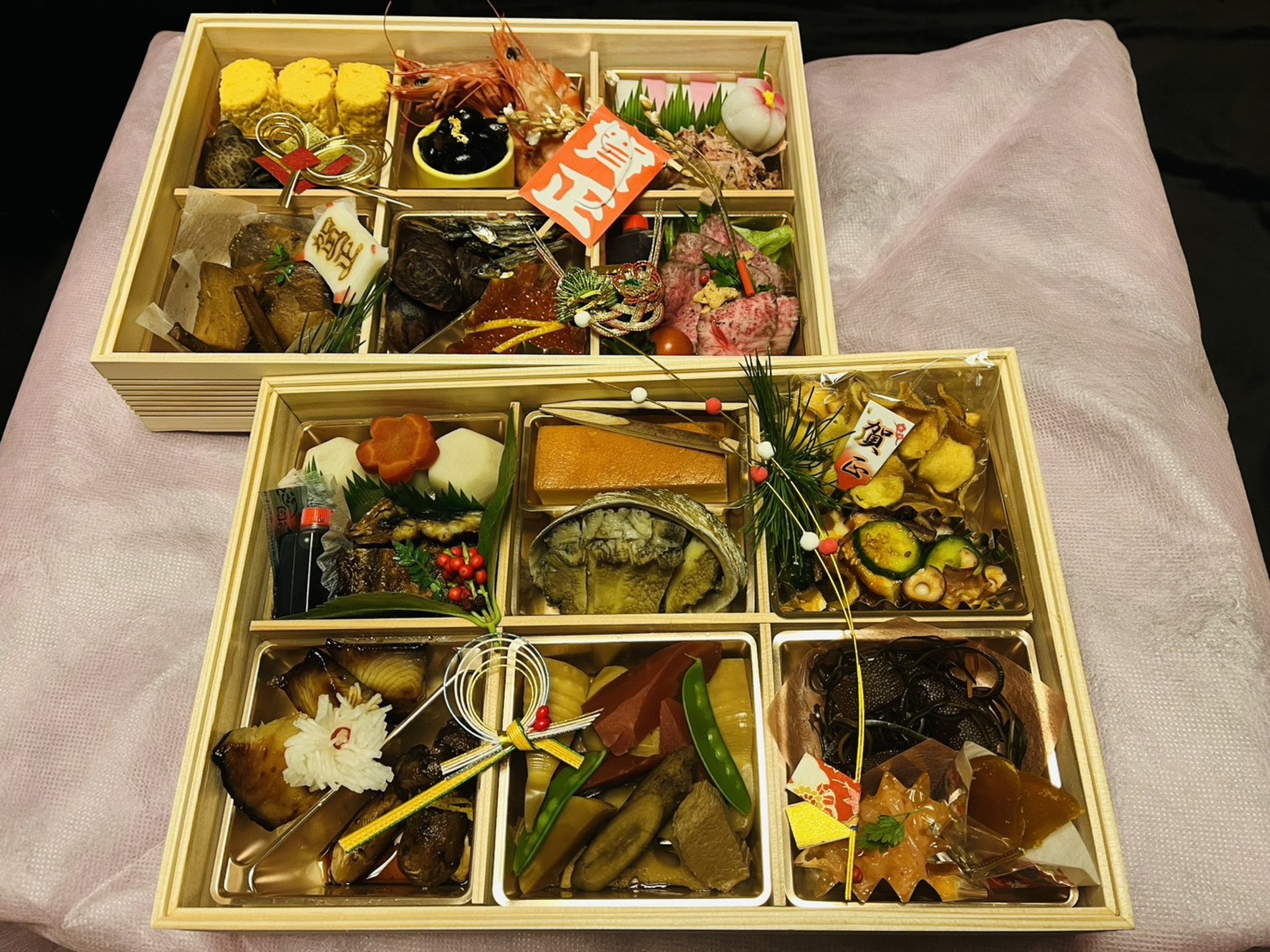 謹製二段重…43,000円｜※写真は昨年のものです。仕入れの都合上内容が変更になる場合もございます