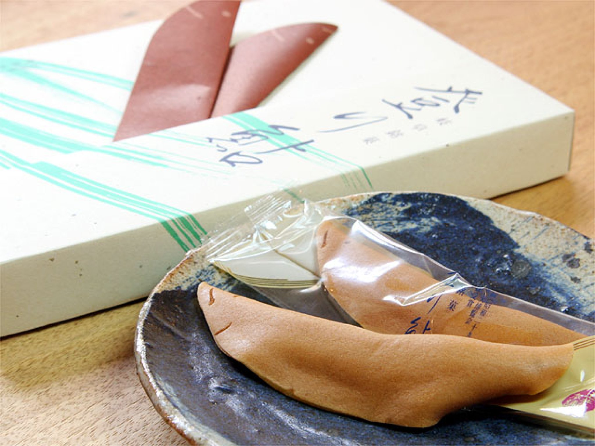 登り鮎｜岐阜を代表する銘菓として名高い、宮内庁御買上の逸品。上質の小麦粉に玉子をたっぷり使った生地で...