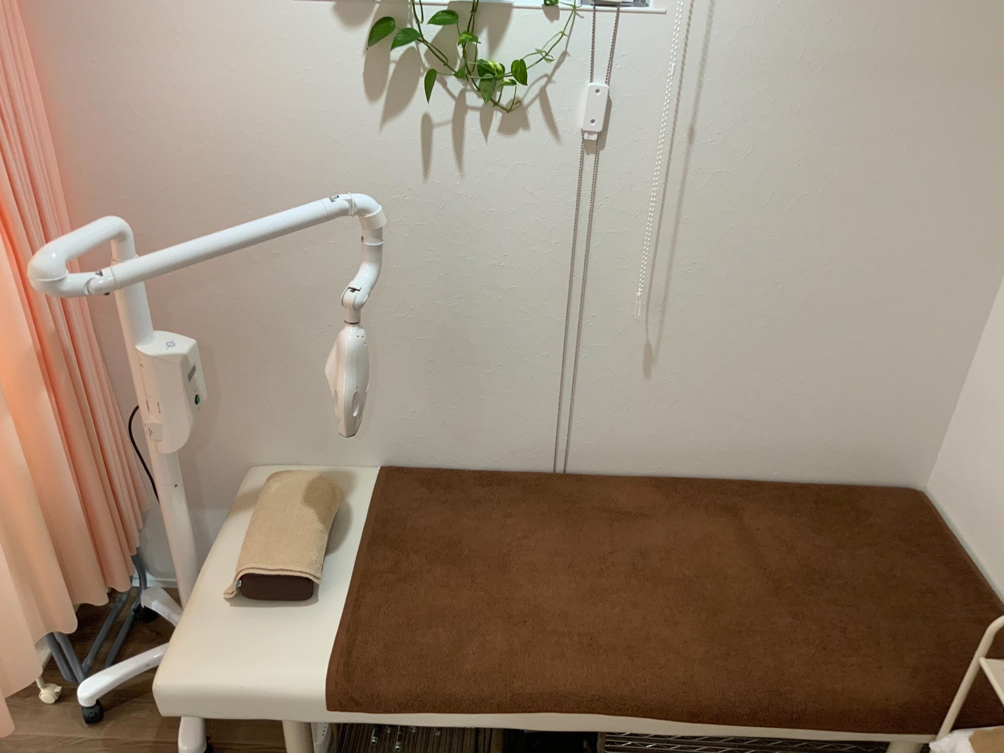 セルフホワイトニング｜歯を磨いて(専用の歯磨き粉を使います)、LEDを当てるだけ(1施術につき2セット行います)...