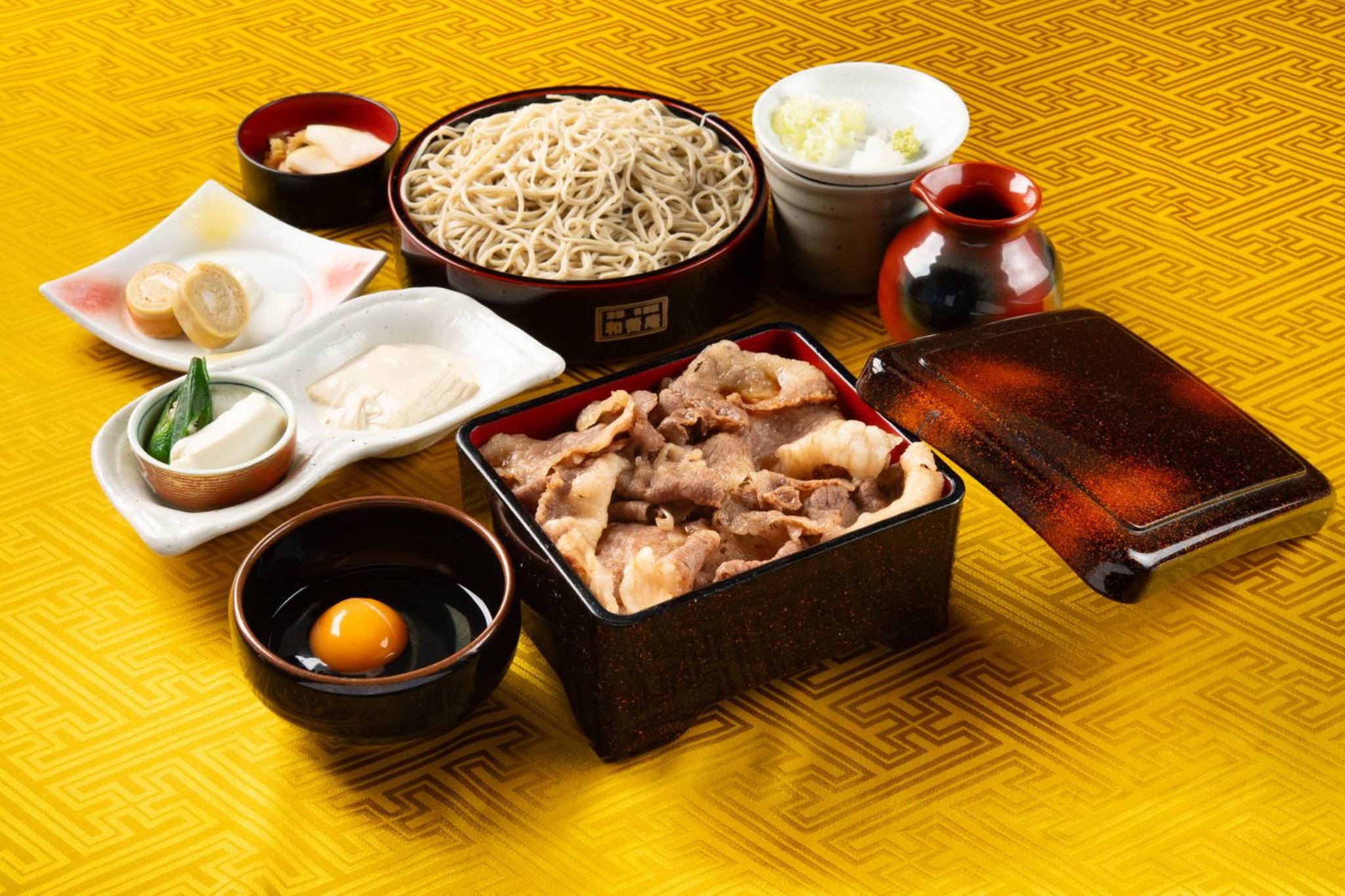飛騨牛重御膳…2,915円｜飛騨牛重、生卵、突き出し、二八そば、香の物、デザート