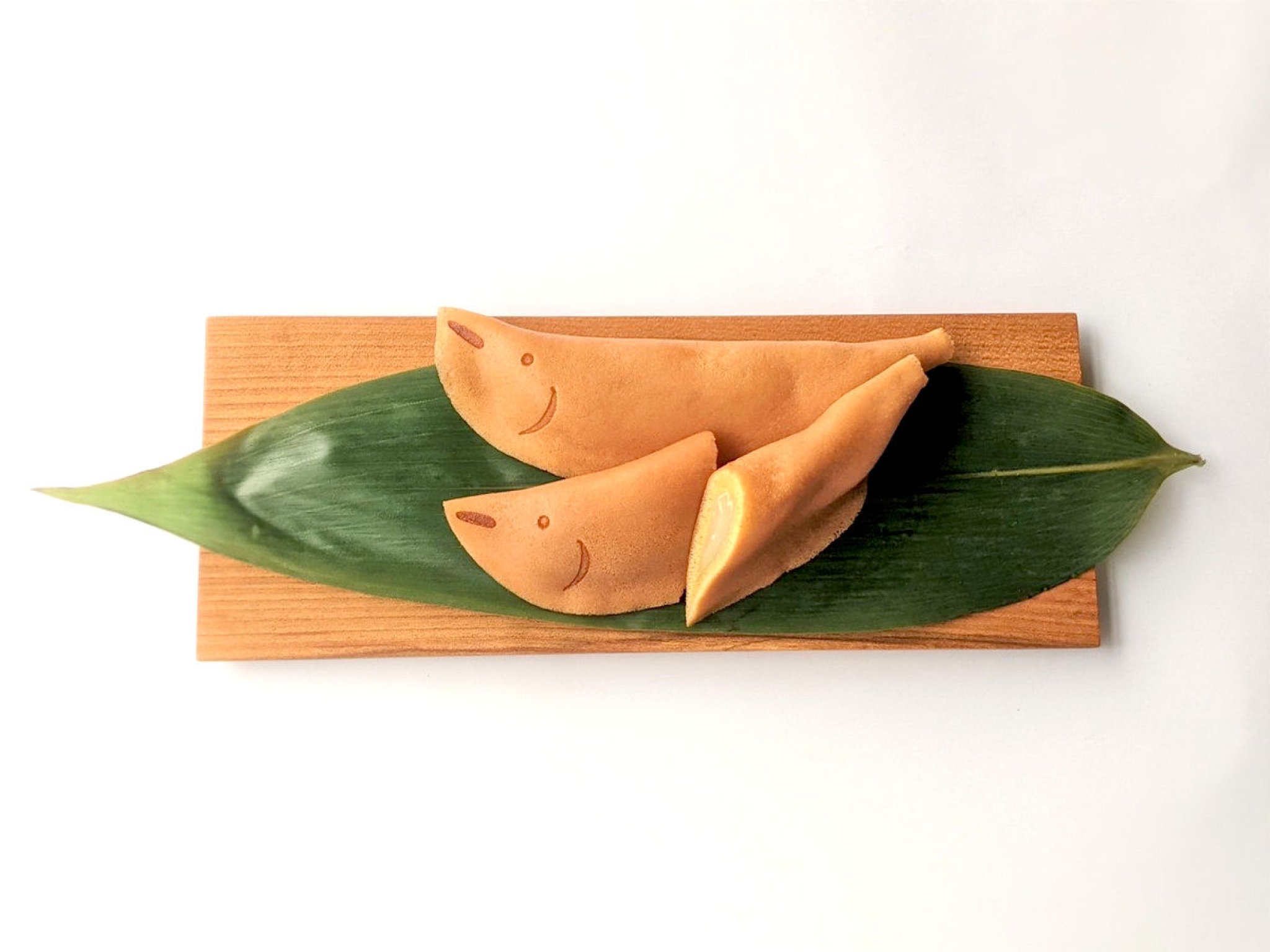 うかい鮎…130円｜一枚一枚丁寧に手焼きされた生地は一般的な鮎菓子より薄く仕上げられ、求肥の食感と合わさ...