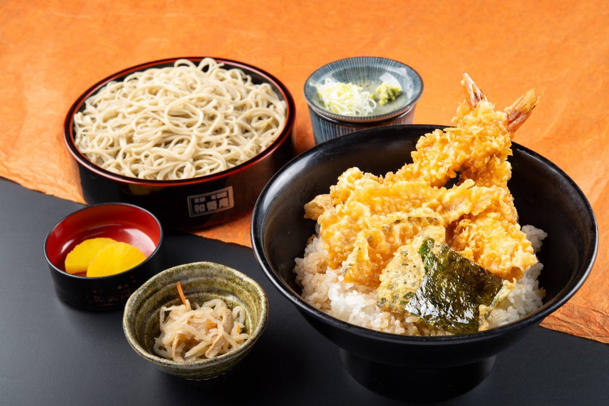 天丼御膳…1,760円｜天丼(海老天2本、魚天、野菜天)
二八せいろ(うどん)又は、かけそば
一菜
香の物