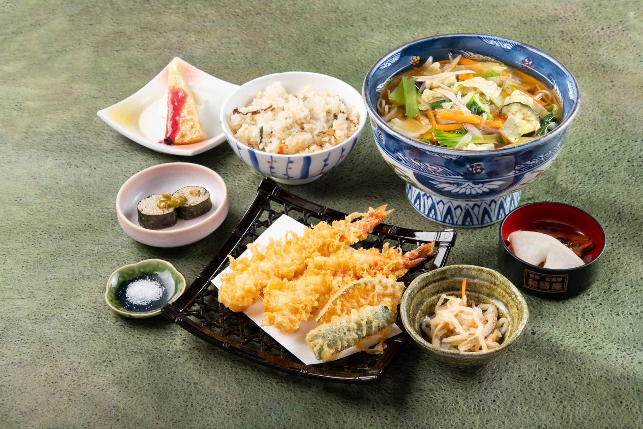 天ぷら野菜そば御膳…2,035円｜野菜そば(うどん)
天盛り
一品
一菜
かやくご飯
香の物
デザート