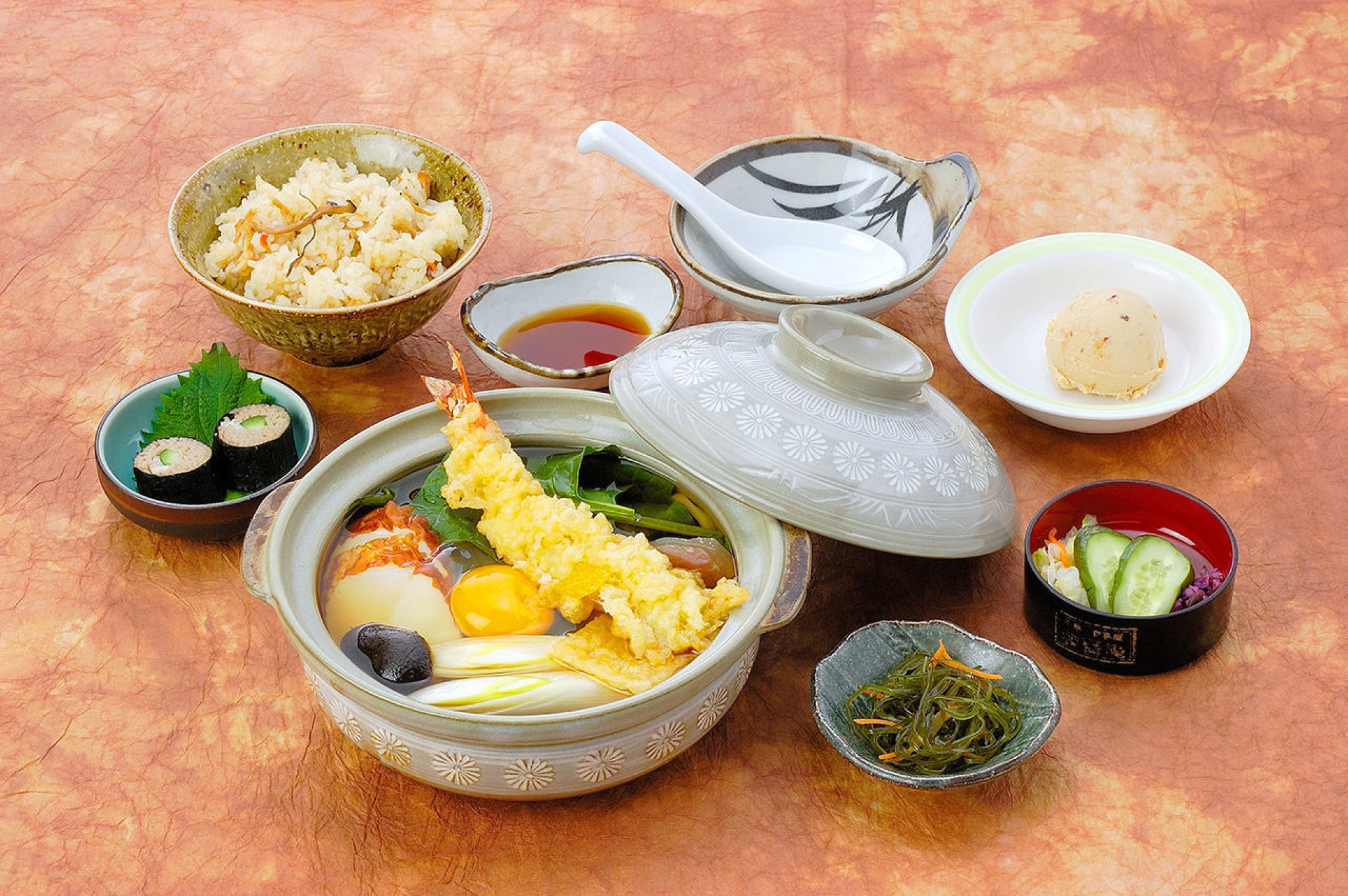 鍋焼き御膳…1,980円｜鍋焼き(そば・うどん)
一品
一菜
かやくご飯
香の物
デザート｜※11月～3月末限定