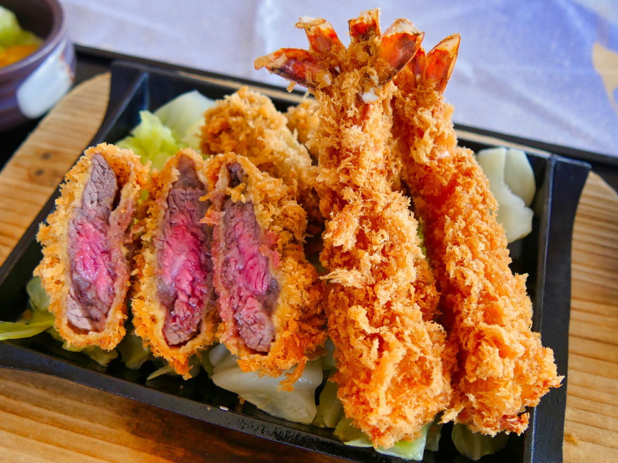 牛かつと海老フライ定食（数量限定）…3,000円｜ジューシーな牛かつは一度食べたらやみつきの美味しさと評判...