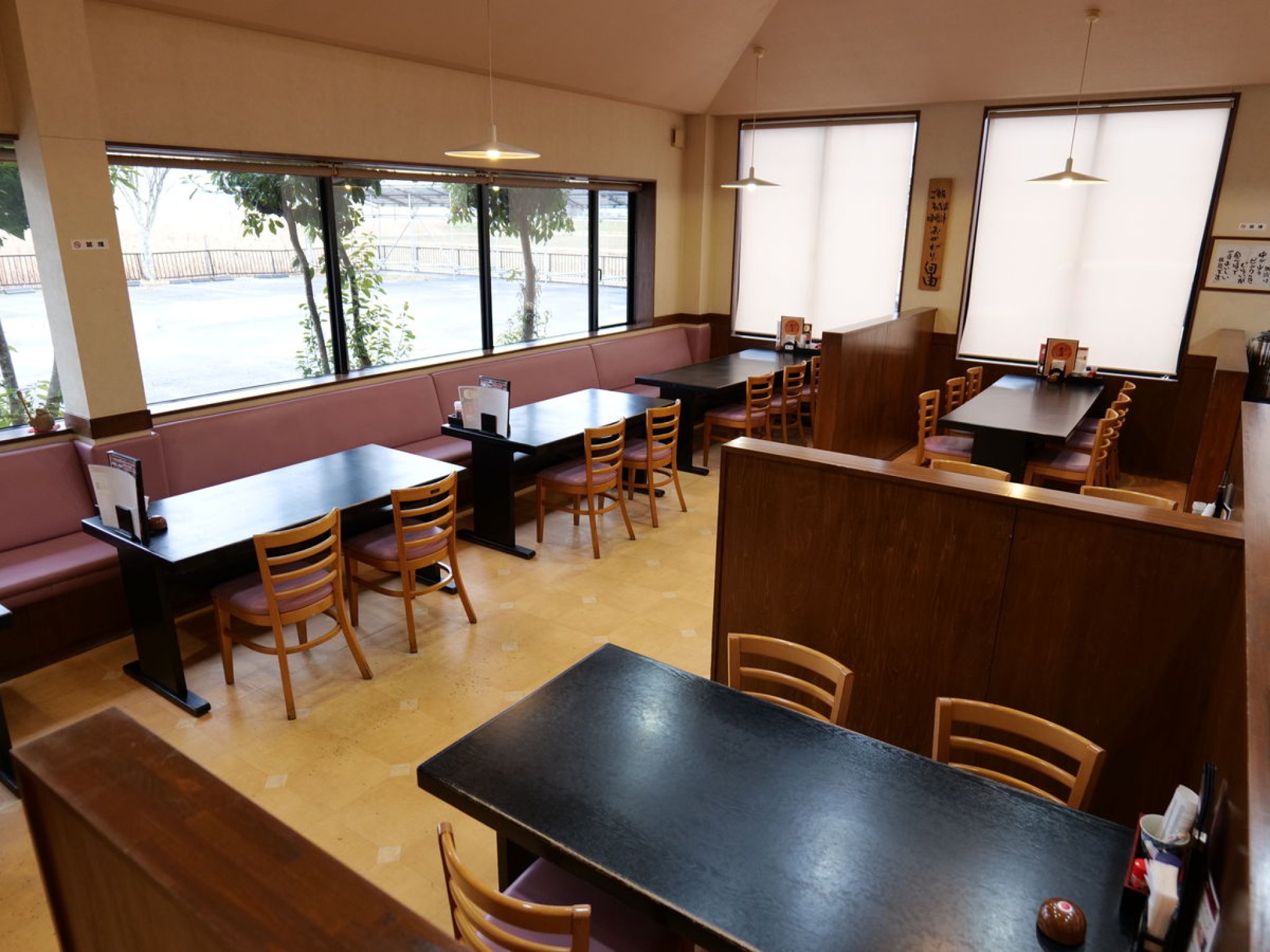 広々店内にはテーブル席から掘りごたつ席まで｜明るく広い店内は開放感抜群。テーブル席はもちろんのこと掘...