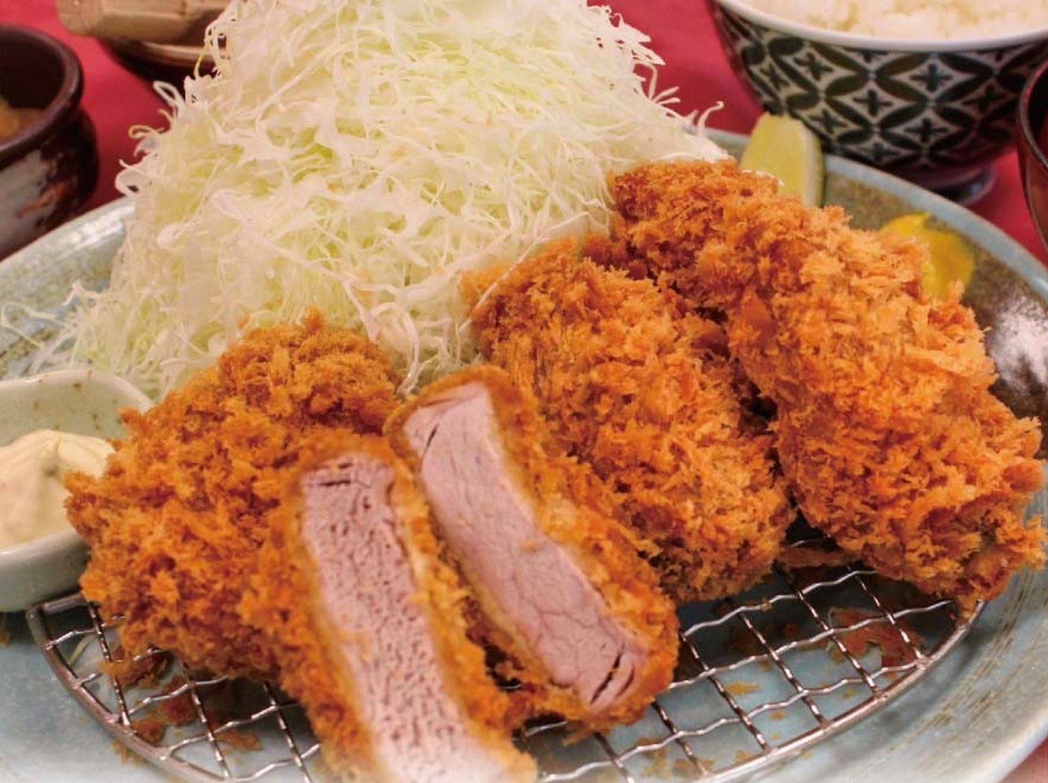 大粒カキフライとヒレかつ定食…2,500円｜広島産の大粒で濃厚な牡蠣を使用したカキフライと、柔らかいヒレか...