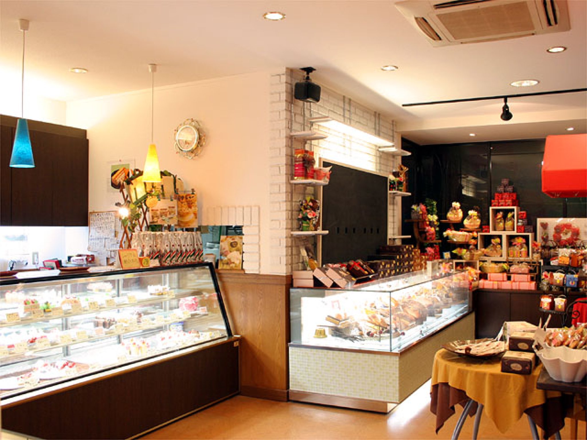 店内｜誰もが親しみを抱くキュートな店内には、生菓子は約20種類、焼き菓子は約30種類ほどが常時並ぶ。
