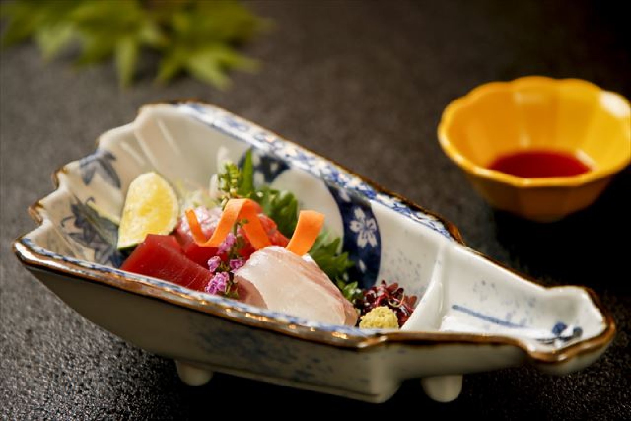 マグロをはじめとする鮮魚のお造りは、その日市場に入ったものからオススメを厳選。旬を楽しみ、器や盛り付...