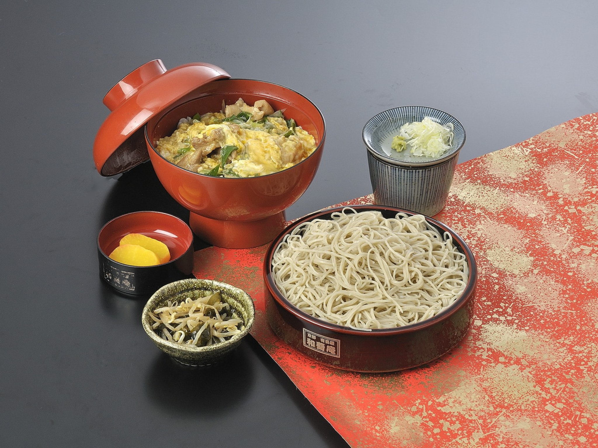 親子丼御膳…1,760円｜親子丼(卵W)
二八せいろ(うどん)又は、かけそば
一菜
香の物