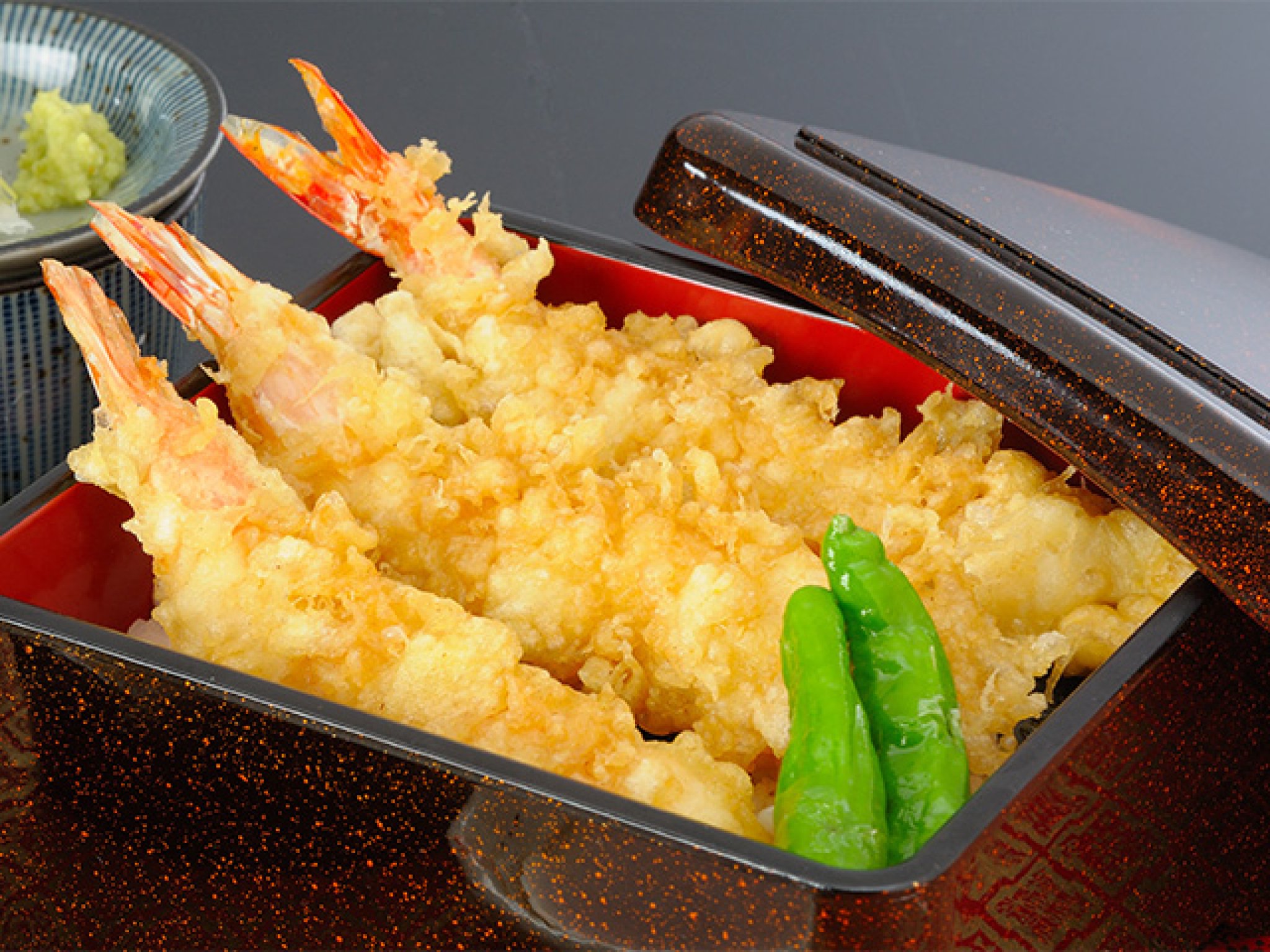 海老天重…1,650円｜揚げたて、熱々の大きな海老天三本!!。秘伝のたれで、おいしさ上昇。食べごたえ十分。