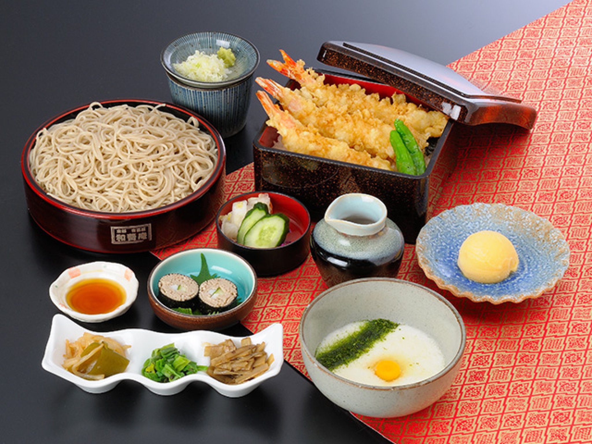 海老天重とろろ付き御膳…2,475円｜海老天重、二八せいろそば、山芋おろし、付だし、一品、香の物、デザート