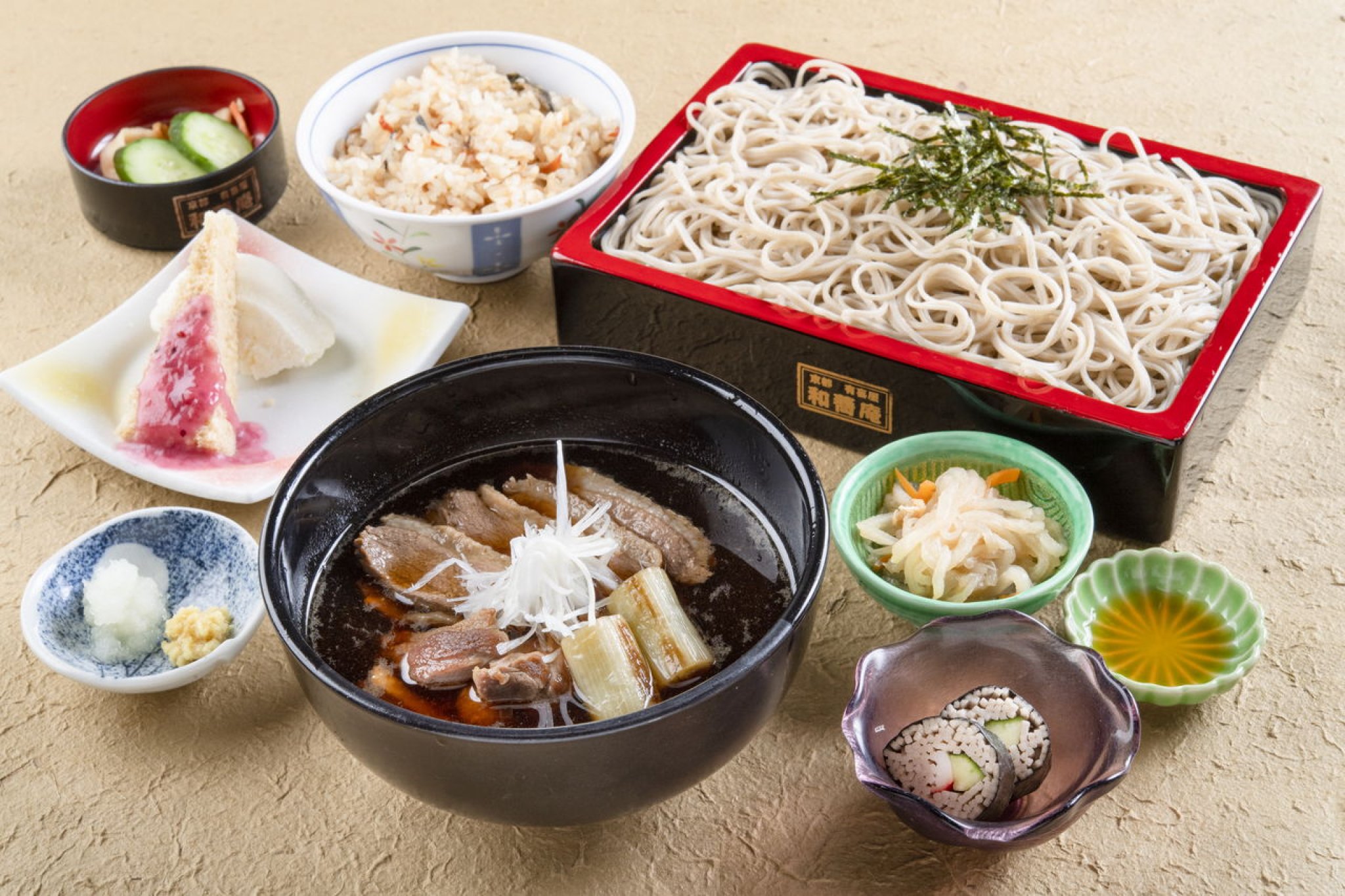 鴨せいろ御膳…1,980円｜鴨せいろそば(うどん)
⼀品
⼀菜
かやくご飯
⾹の物
デザート