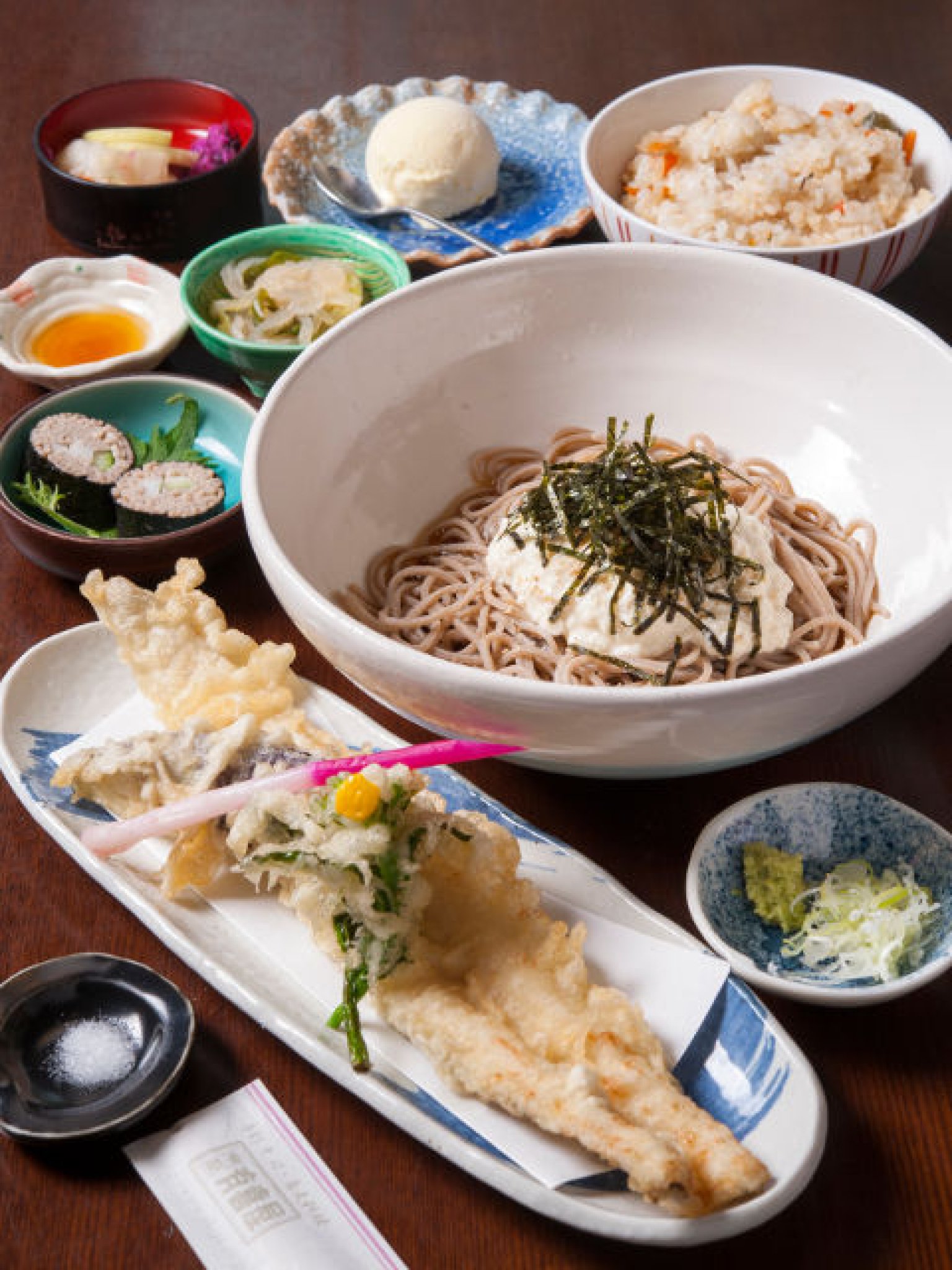 穴子豆富天御膳…1,925円｜豆腐そば又はうどん
穴子の一本揚げ
一品
一菜
かやくご飯
香の物
デザート
