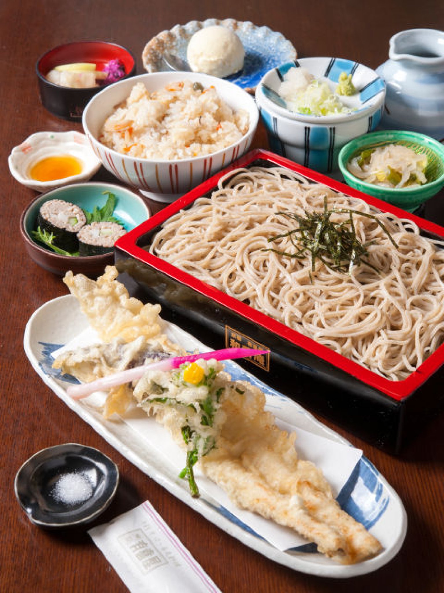 穴子天ざる御膳…1,925円｜二八ざるそば又はうどん
穴子の一本揚げ
一品
一菜
かやくご飯
香の物
デザート