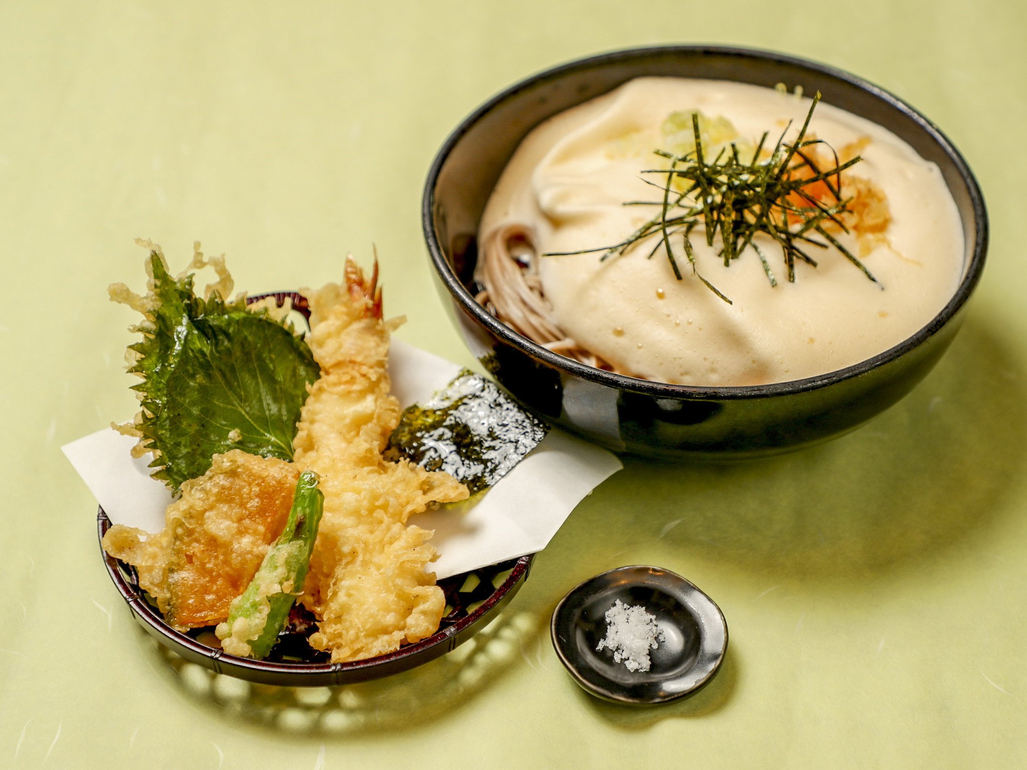 ≪名物≫有喜天そば(冷・温)…1,430円｜有喜そばと揚げたて天麩羅
天麩羅を、有喜そばに絡めて食べると、いつ...