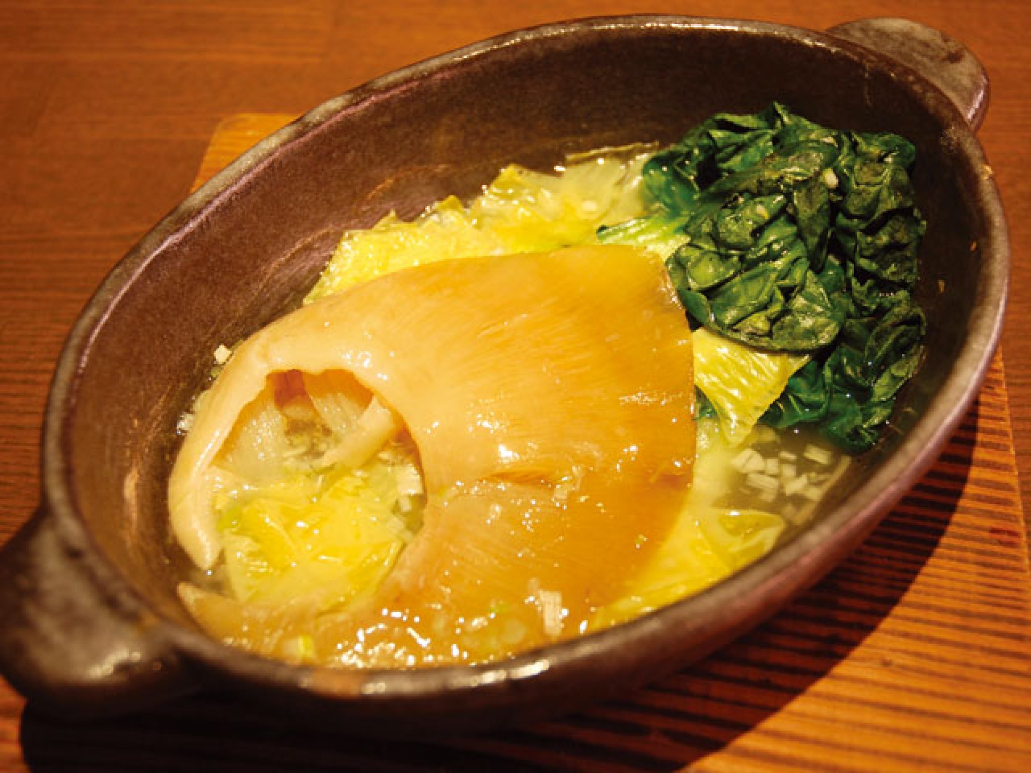 フカヒレの姿煮｜干貝柱、干エビ、金華ハムでとったスープでじっくり煮込み、あっさり塩味でご提供。
