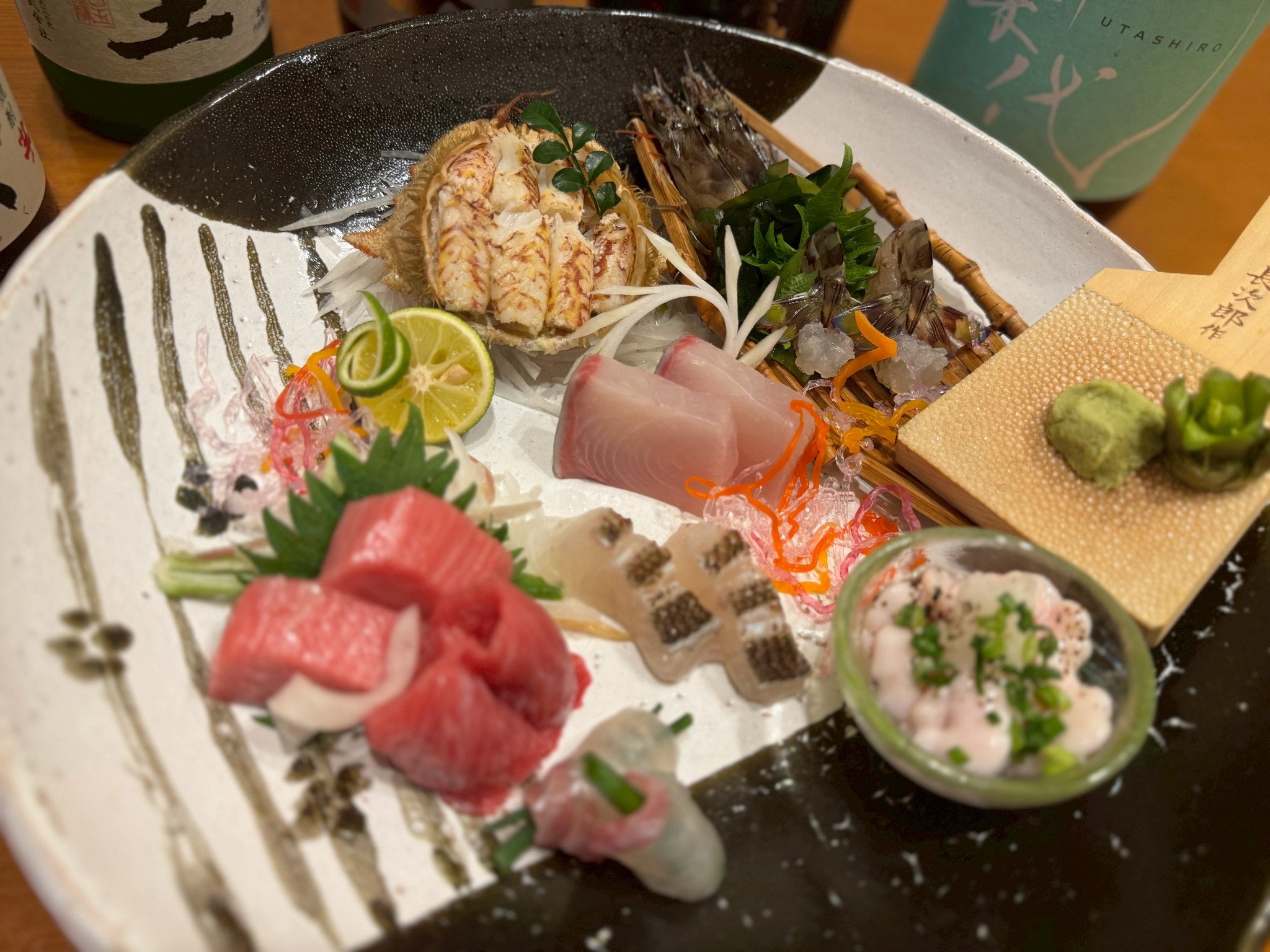 刺身盛りあわせ…1,650円～｜店内の水槽で車海老など旬の魚介や貝類を活かした、鮮度抜群の刺身は、今日は何...
