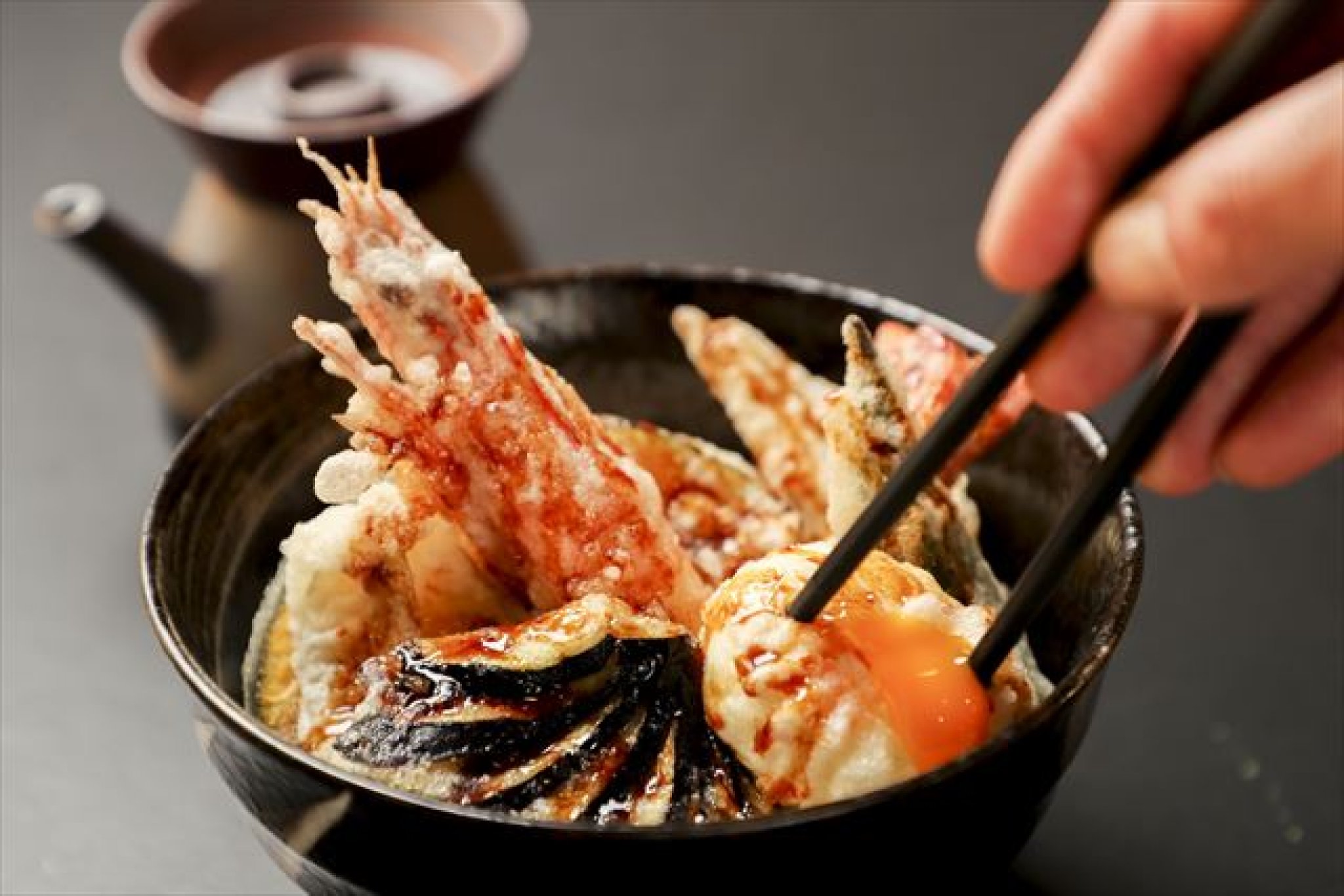 大海老天丼…1,320円｜立派な大海老の天ぷらと特製のタレがかかった天丼に、さらに半熟卵をプラス。とろける...