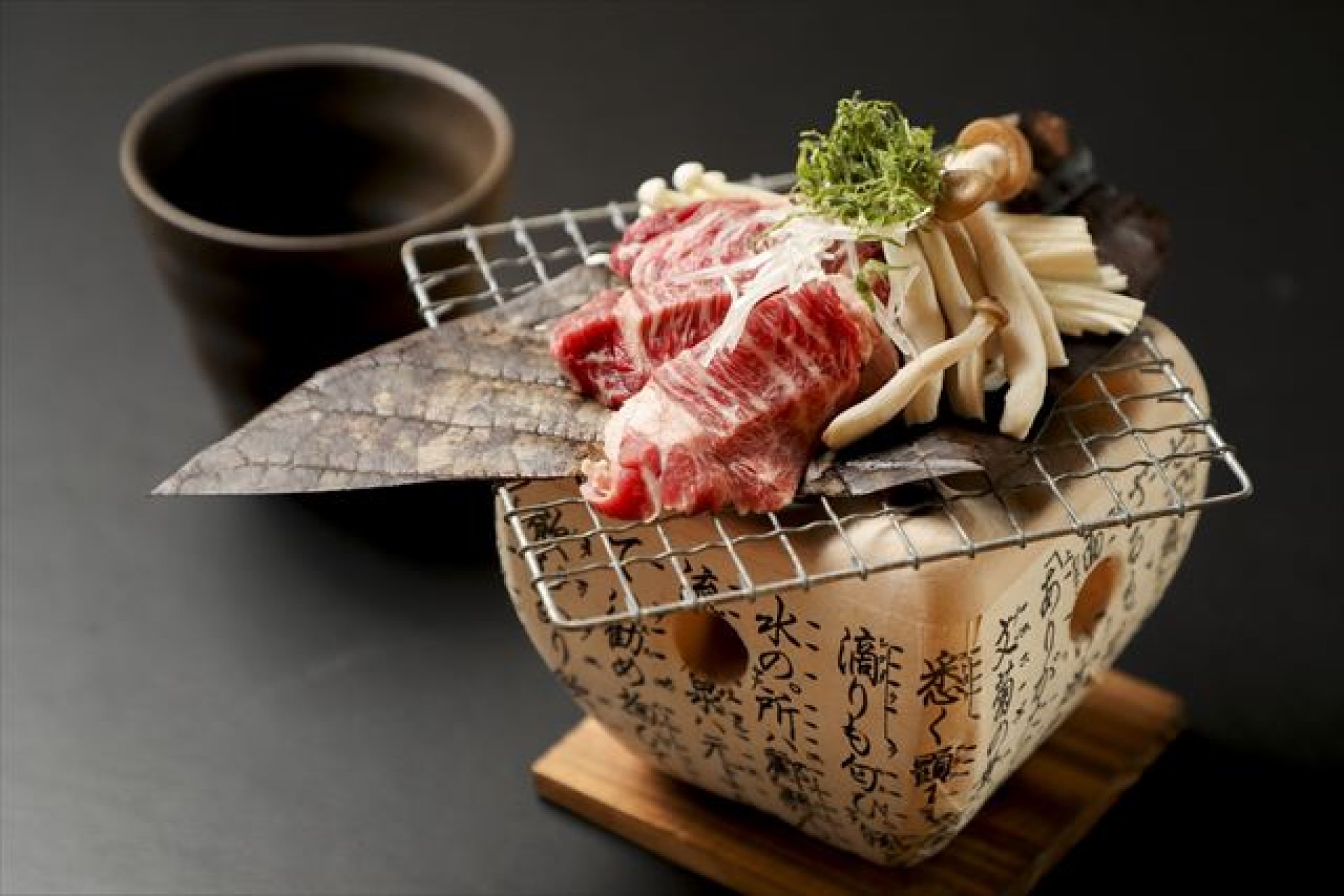 飛騨高山名物 牛朴葉味噌焼き…1,430円｜せっかく岐阜でお酒を飲むなら、岐阜の味覚を存分に。芳醇な朴葉味噌...