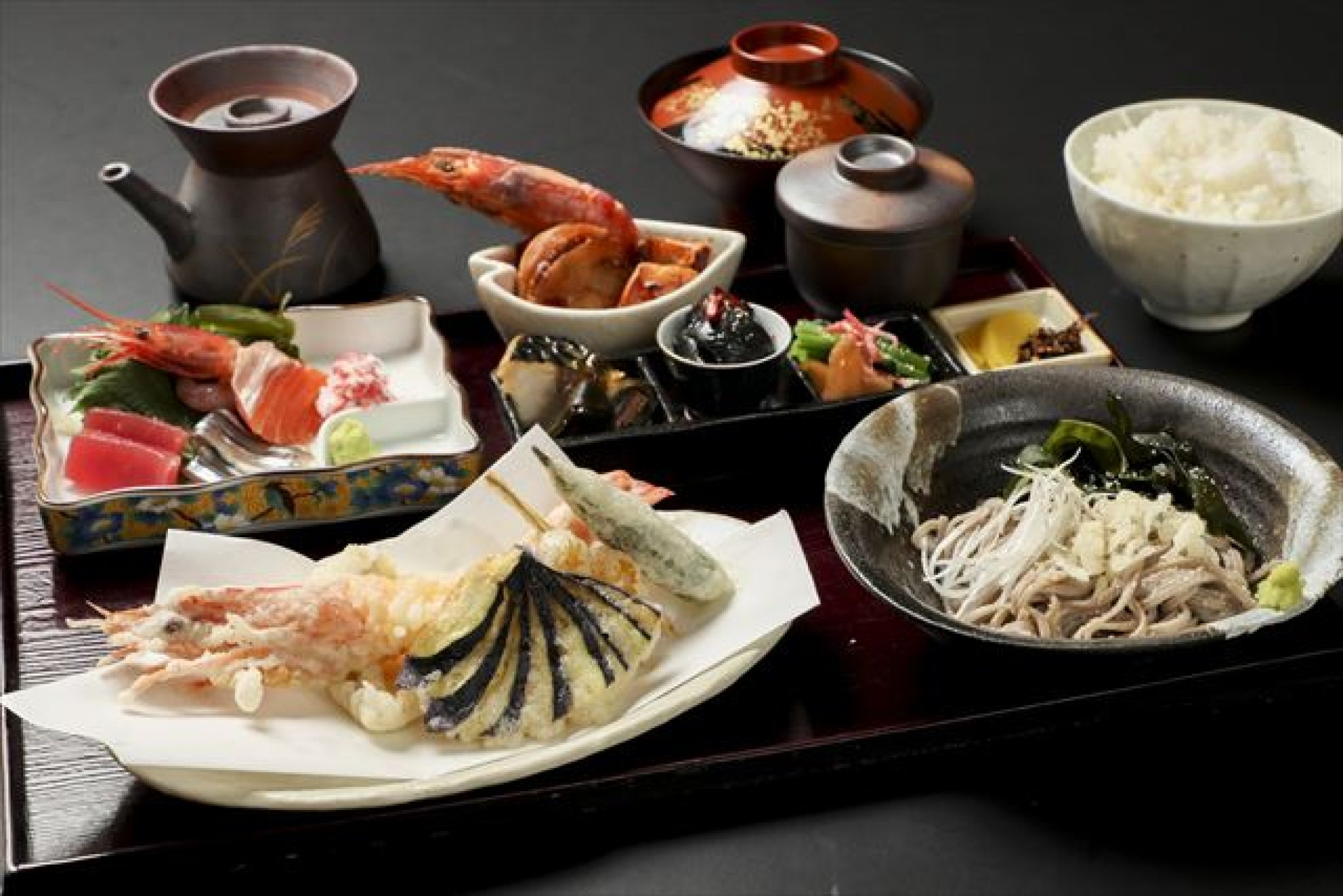こう季。御膳…2,530円｜先付・小鉢・茶碗蒸し・刺身・天ぷら・そば・ご飯・味噌汁・ジェラート付き