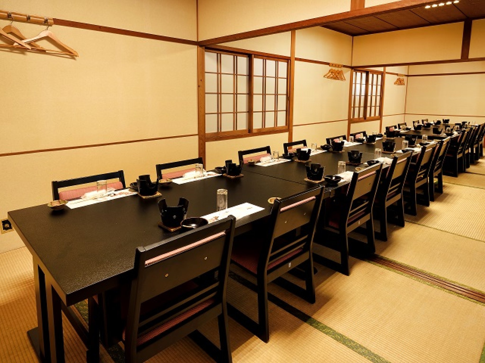 いす席最大40席｜最大40名まで利用できるいす席は、ご年配の方にも優しく、ゆっくりとリラックスして旬の味...