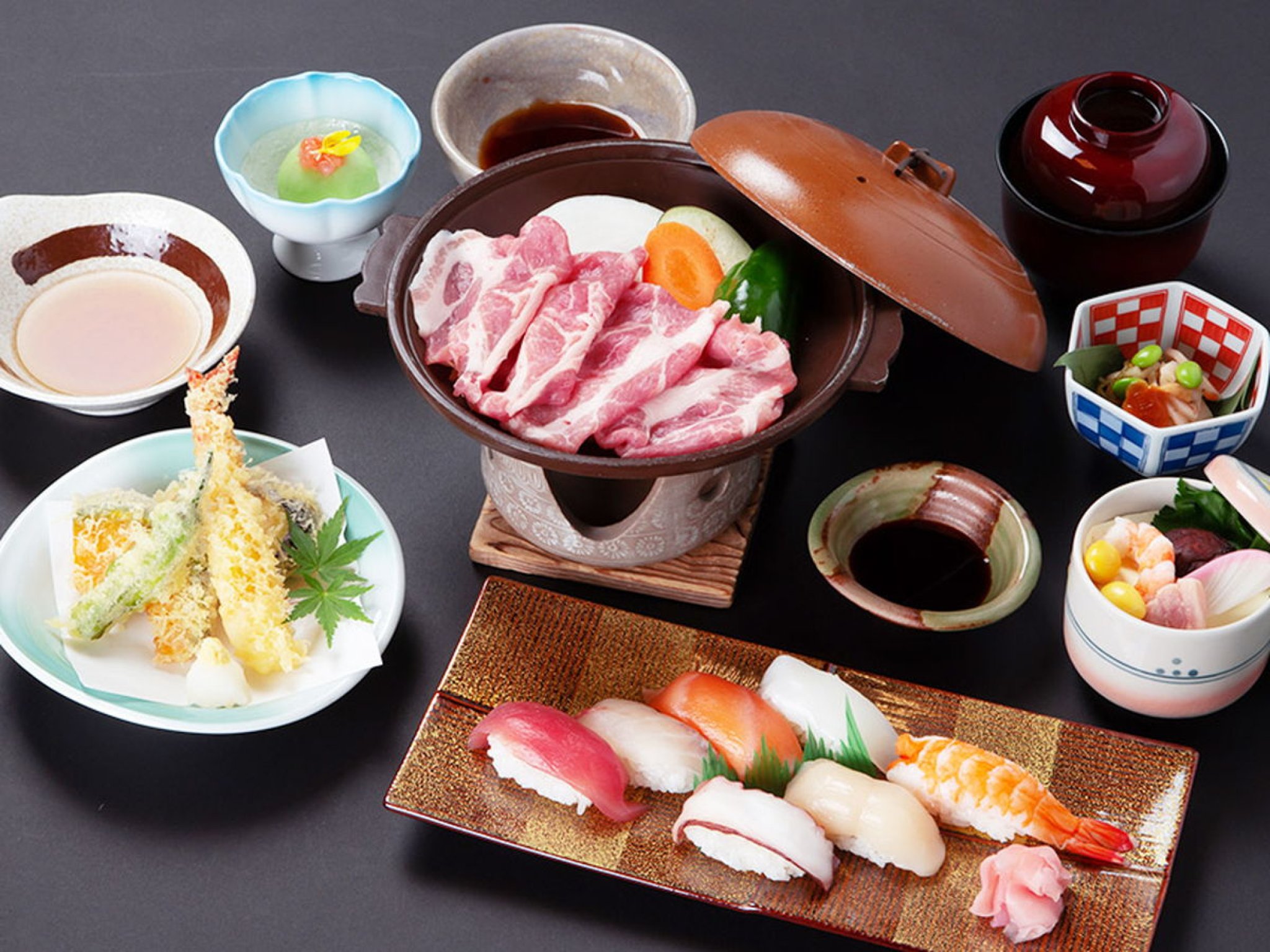 華月御膳…3,080円｜黒豚陶板焼き・寿司盛り合わせ・天ぷら・茶碗蒸しなどが付いた人気のセットメニュー
