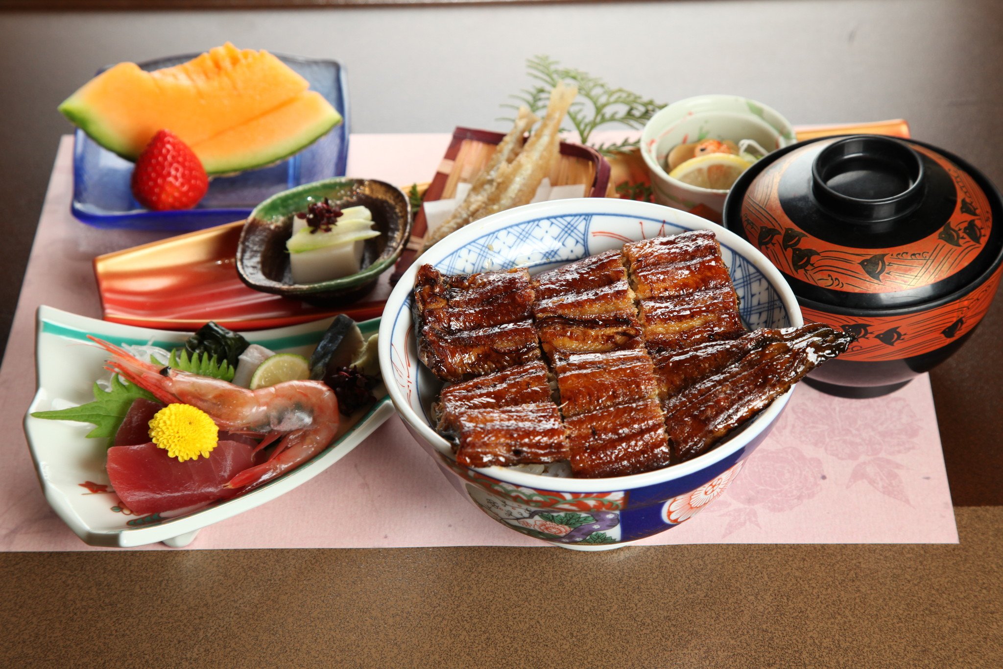 人気のうなぎメニュー｜一匹まるごと使用したうなぎメニュー。うなぎ丼定食は刺身、小鉢、吸い物とデザート...
