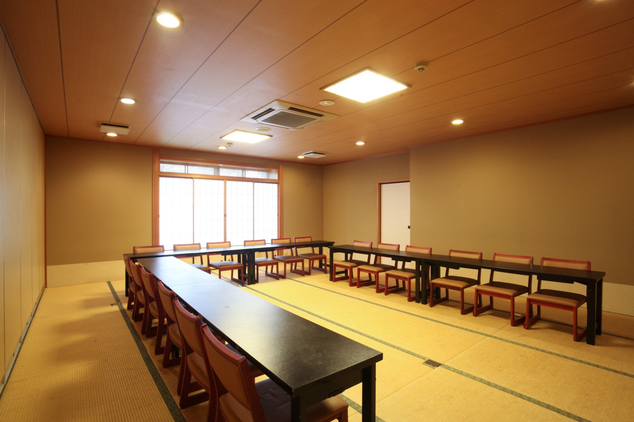 個室は椅子席も対応しているので使い勝手が良い！｜個室での宴会は、例えば、足が辛く座敷ではなくて椅子に...