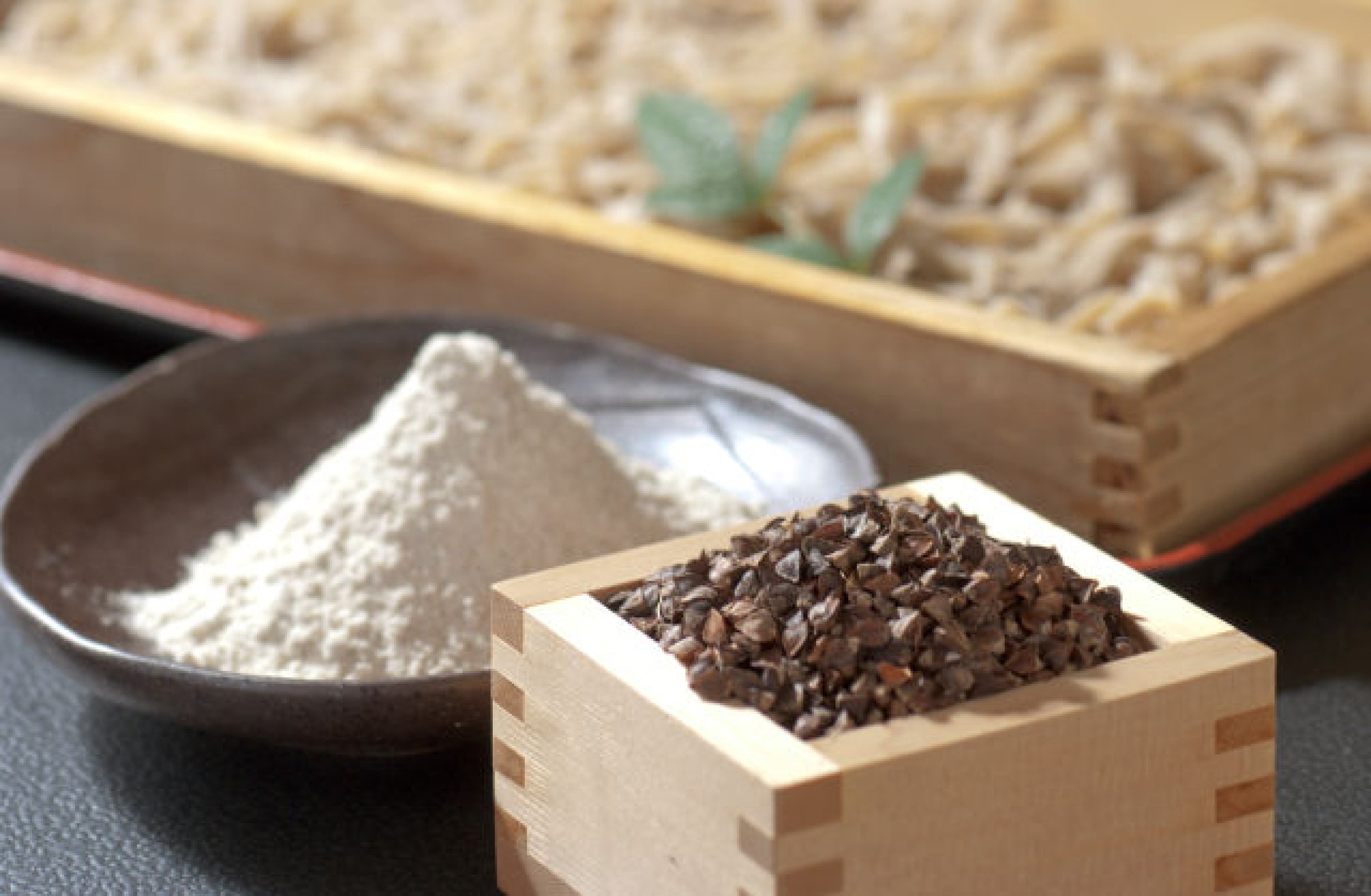 山形・大蔵村産の最高級の玄蕎麦を石臼で挽いた蕎麦粉。そばつゆに使われるダシも３種類の節から引き、冷・...