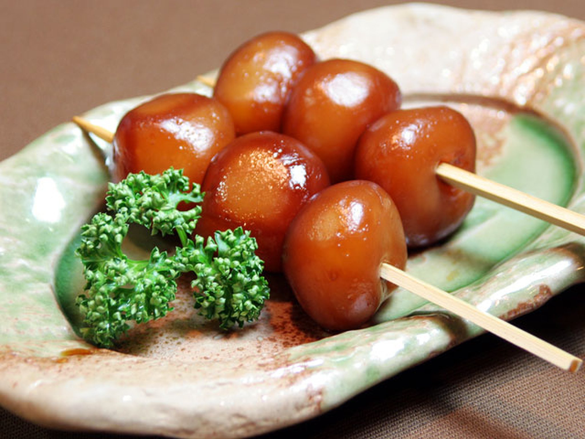 玉こん…100円(一串)｜創業明治20年という伝統の味。こんにゃく嫌いでも玉こんは好き、という人も多い。そば...