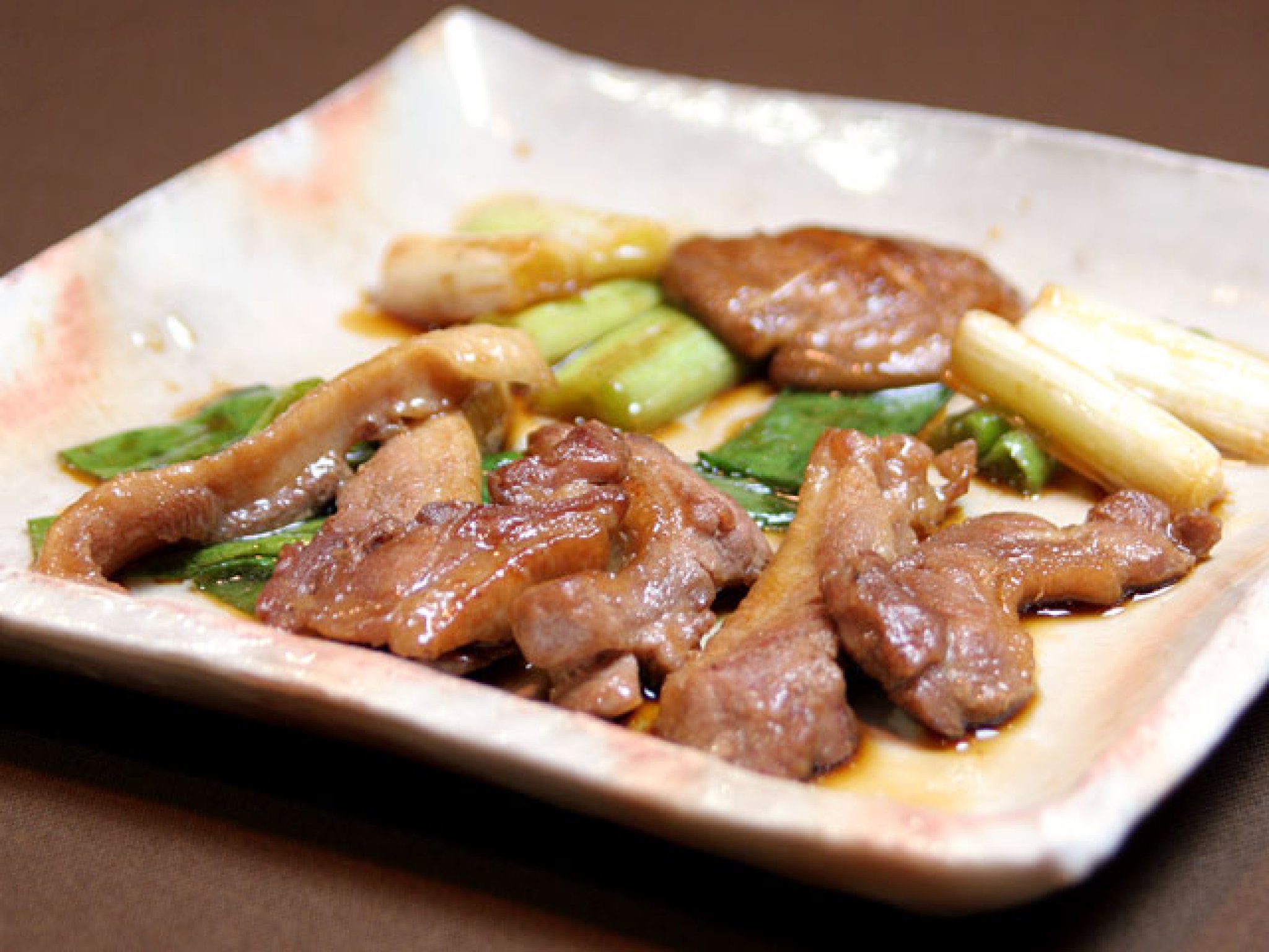 鴨の鍬焼き…1,200円｜文豪・谷崎潤一郎も愛したという名店と同じ合鴨を使用。上質な肉の旨みに甘味のある脂...