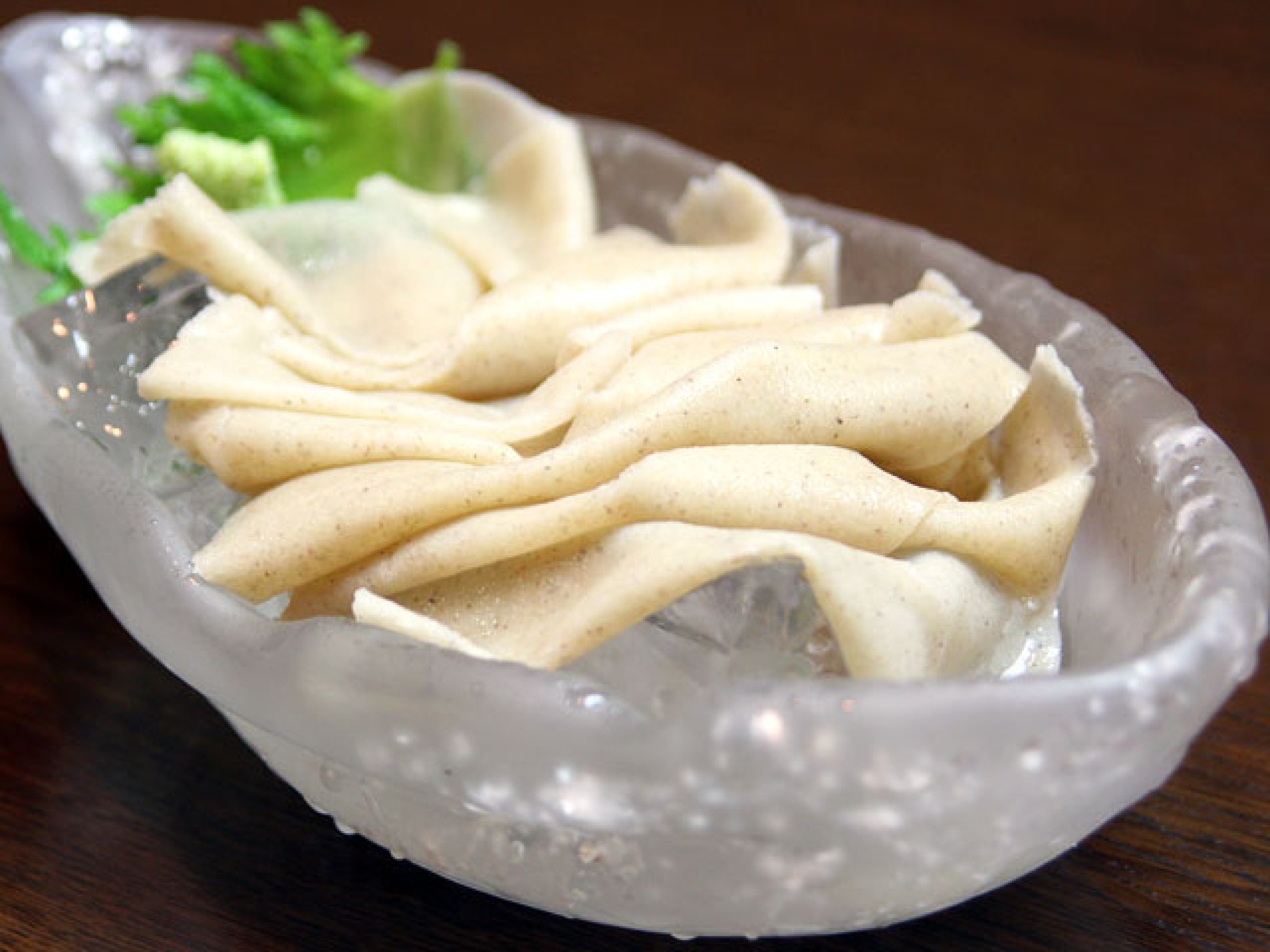 そば刺し…600円｜素朴な味わいと、そば切りで食すよりも豊かな香りを楽しめる。