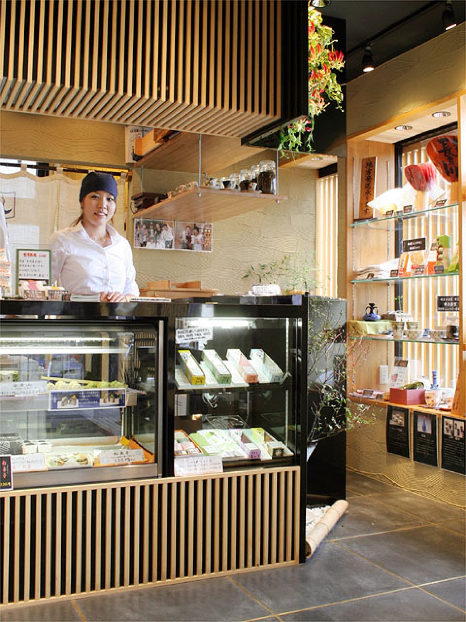 名物の長良ういろの他、岐阜の銘菓、織部焼の器、土産品なども販売している店内。岐阜の良さを再発見出来る...