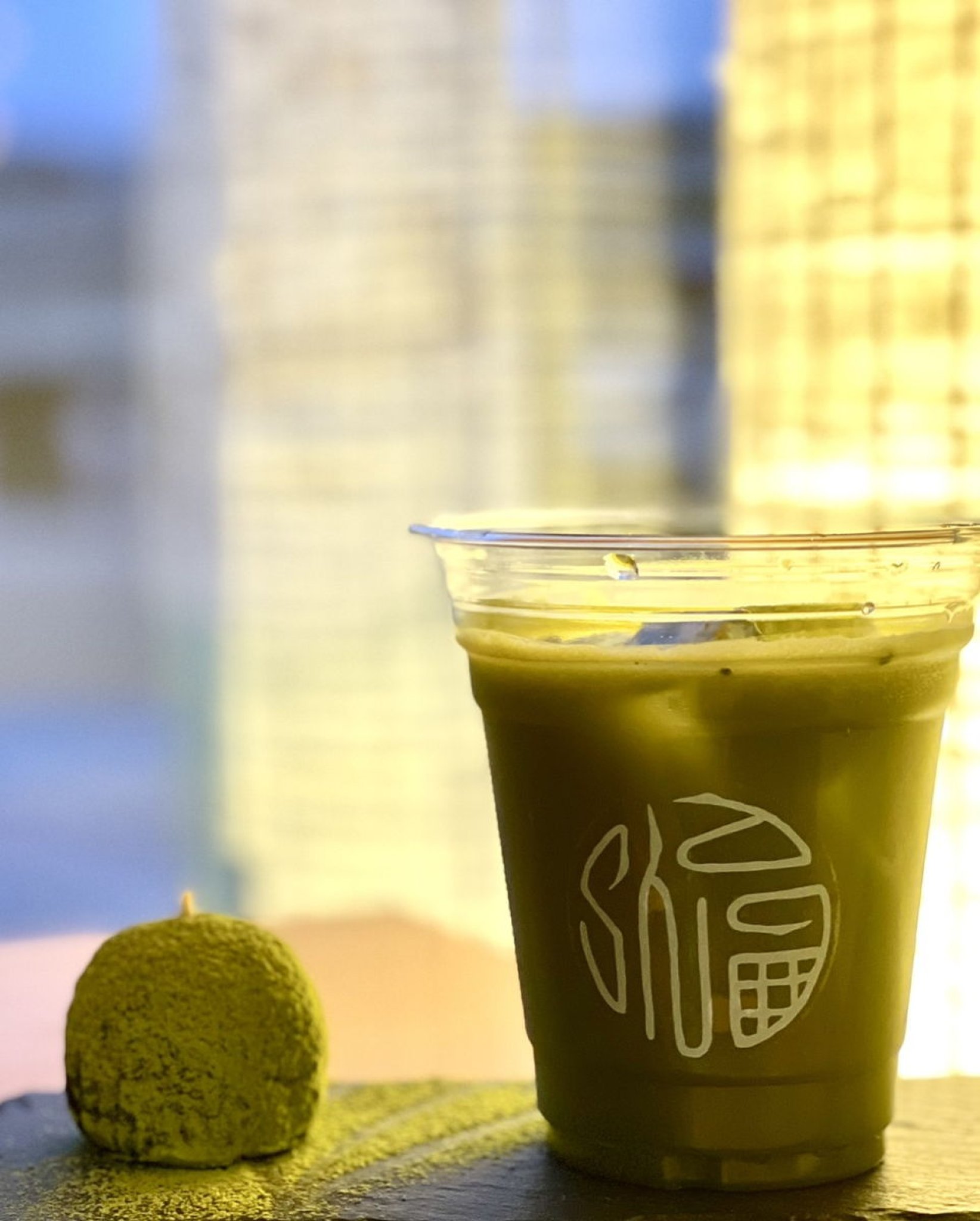 岐阜県産の揖斐茶を使った地茶は、餅の中にういろが入った菓子「金華山」が付いて550円。