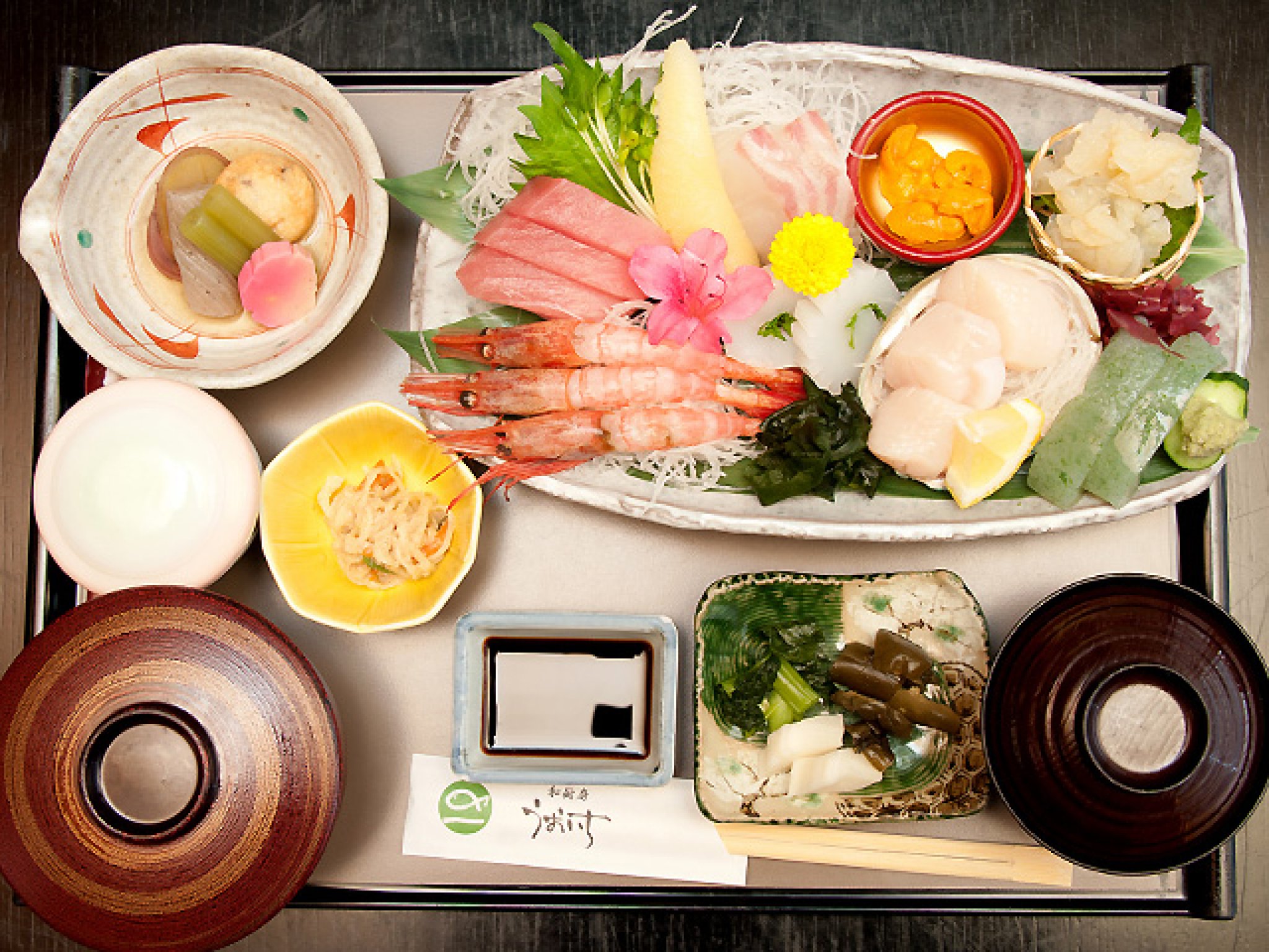 お造り盛り合せ膳2,800円。7種盛られたお造りに、御飯、香の物、煮物、茶碗蒸しが付いた、昼夜ともにいただけ...