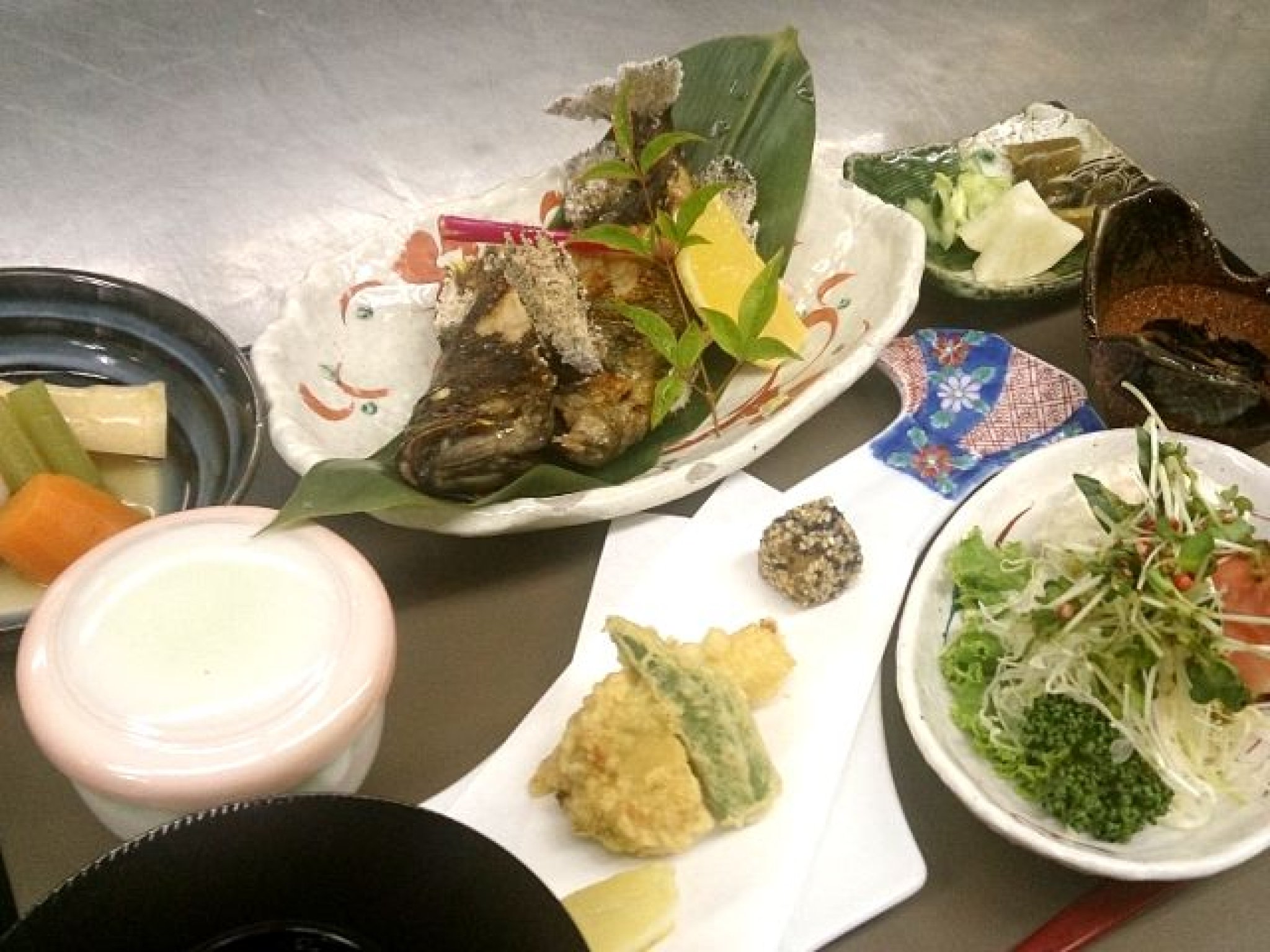 旬の焼き魚セット1,700円。サラダ 小鉢 煮物などが付く。