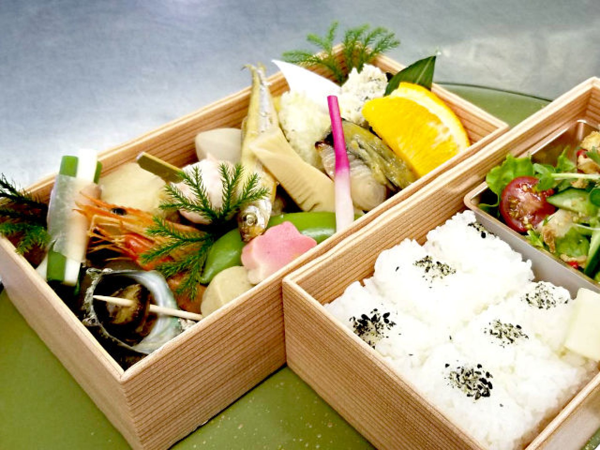 四季散策弁当1,700円。うおいち特製 お昼の人気メニューをテイクアウトできるお弁当にしました。テイクアウト...