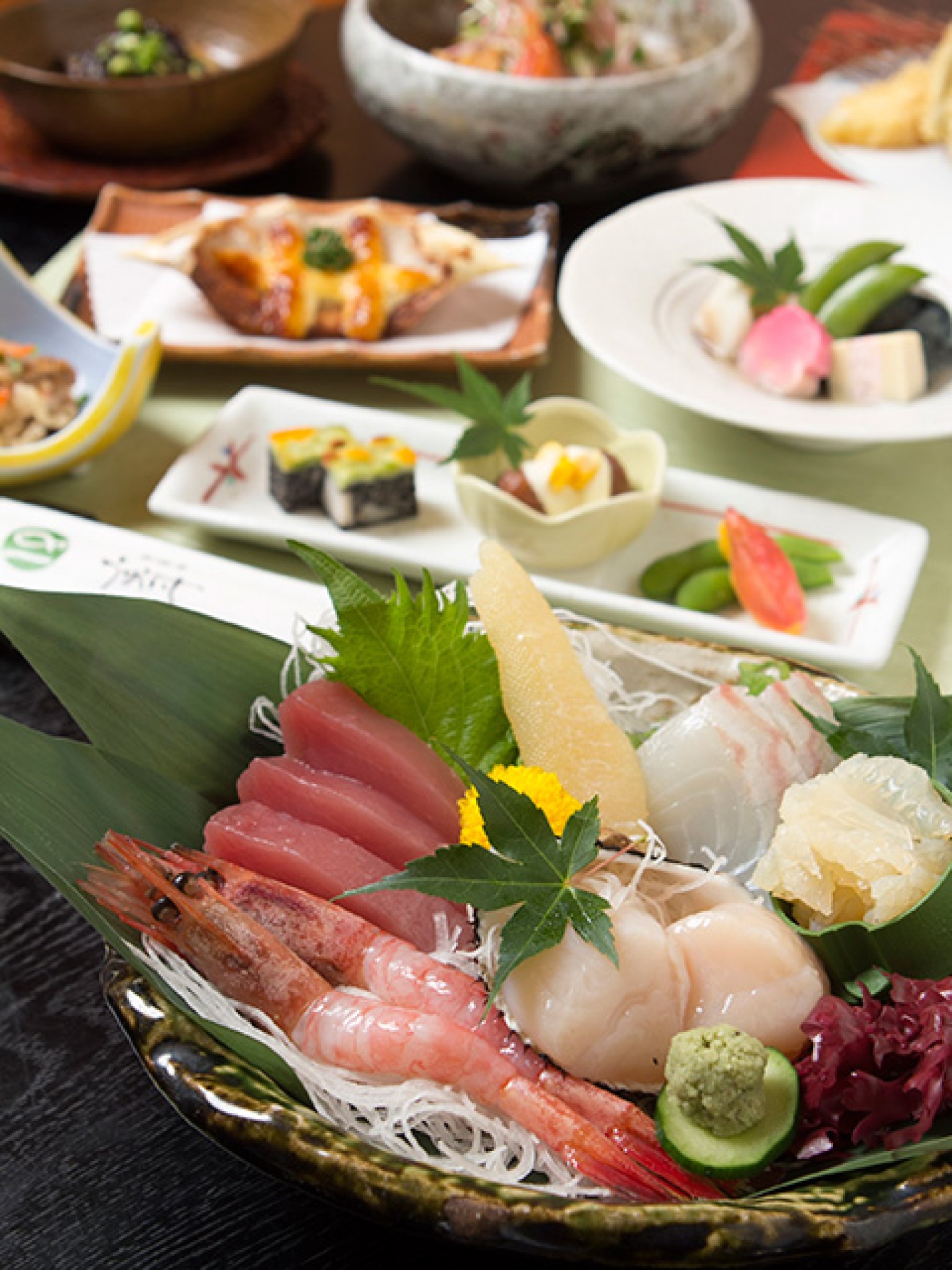 全9品に御飯、香の物、フルーツ、赤だしが付く会席料理は、4,400円～11,000円でコースを用意。ボリュームもあり...