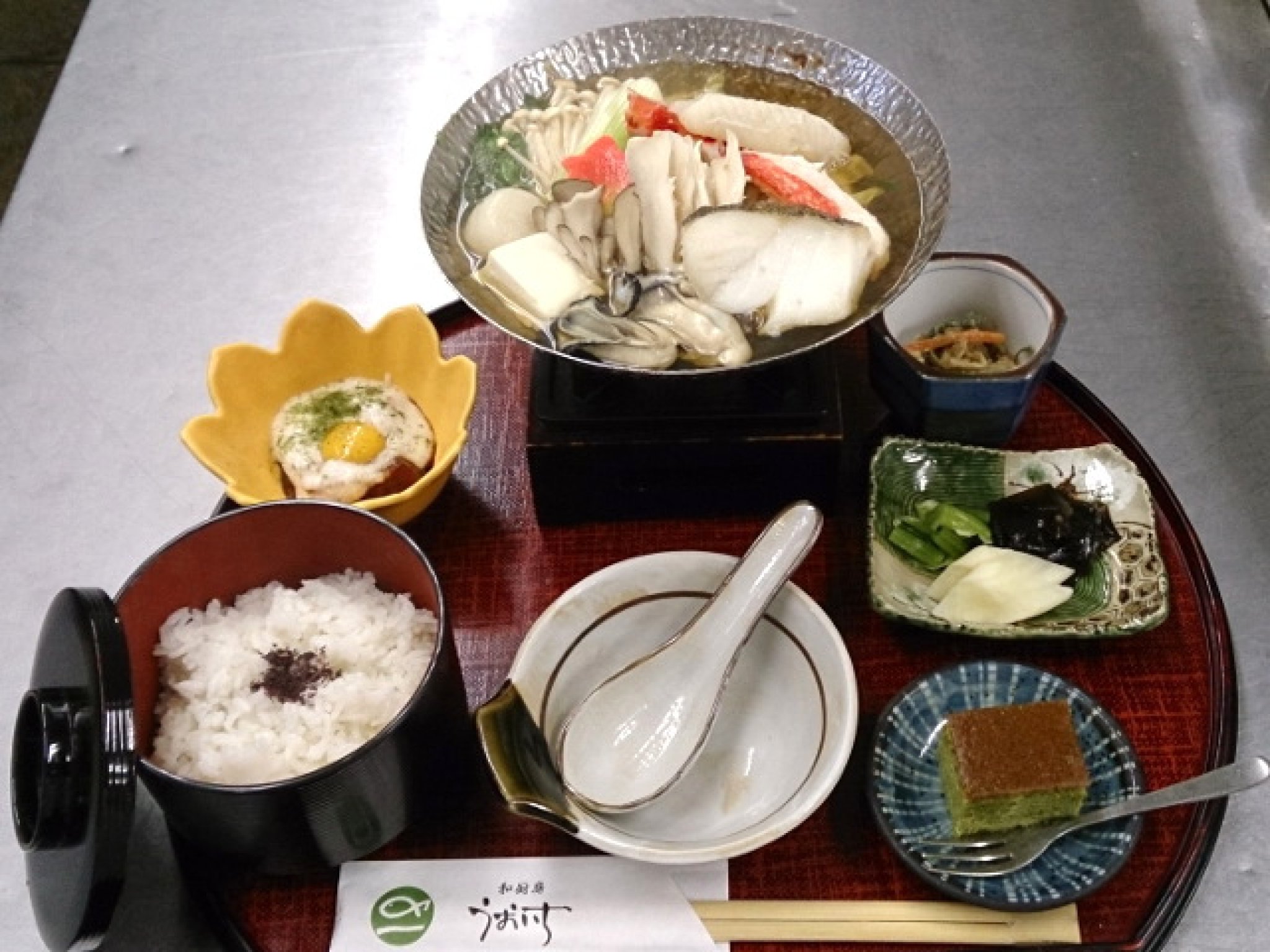 《冬季限定》 小鍋セット1,900円。魚介類を中心とした一人鍋。牡蠣・小鍋とも2月いっぱいまでの期間限定。