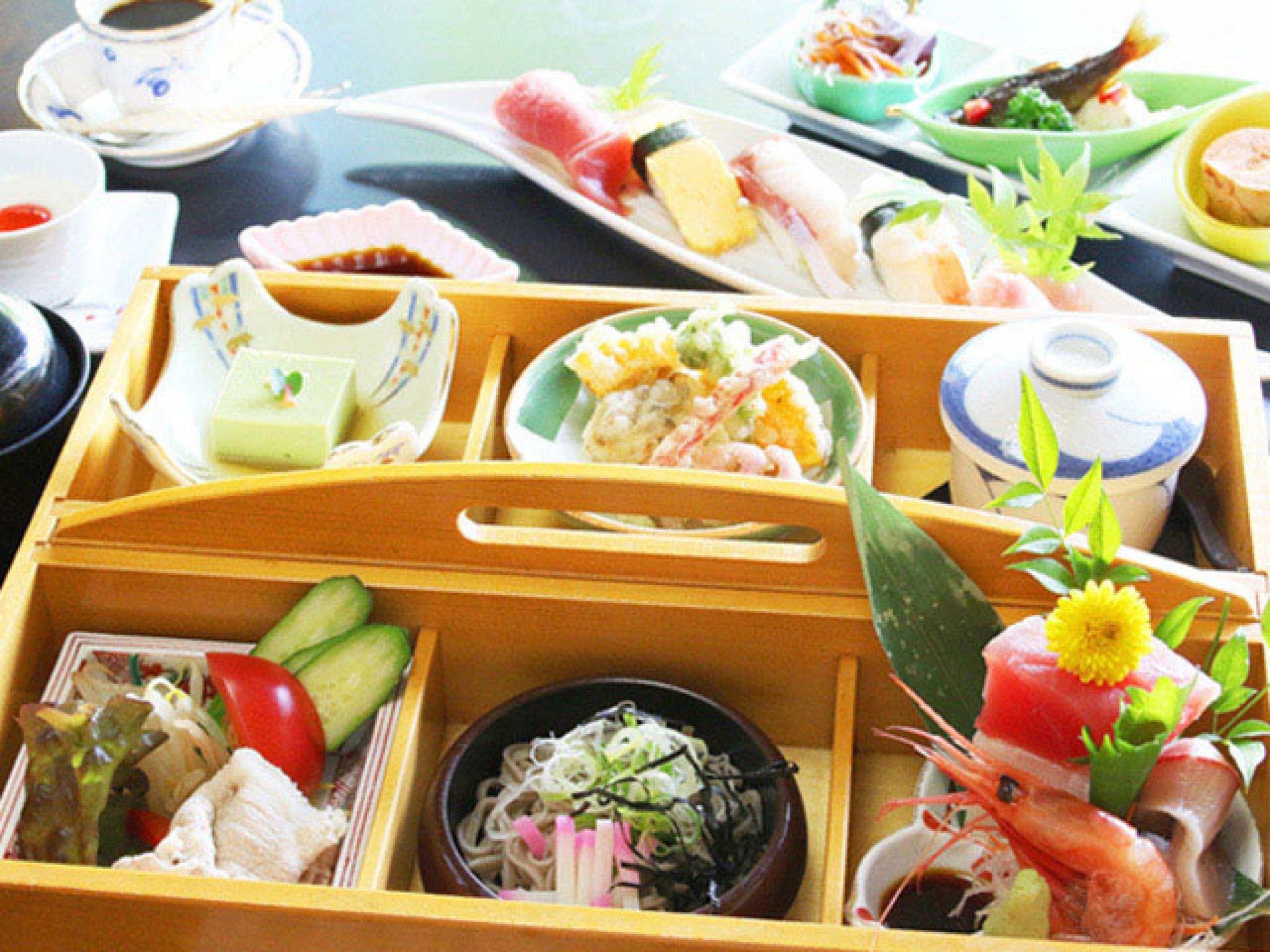 松花堂ランチ「竹」…1,700円※お昼のみ｜松花堂ランチは土日祝日もOK。前菜、色彩あざやかな旬の小鉢の数々...
