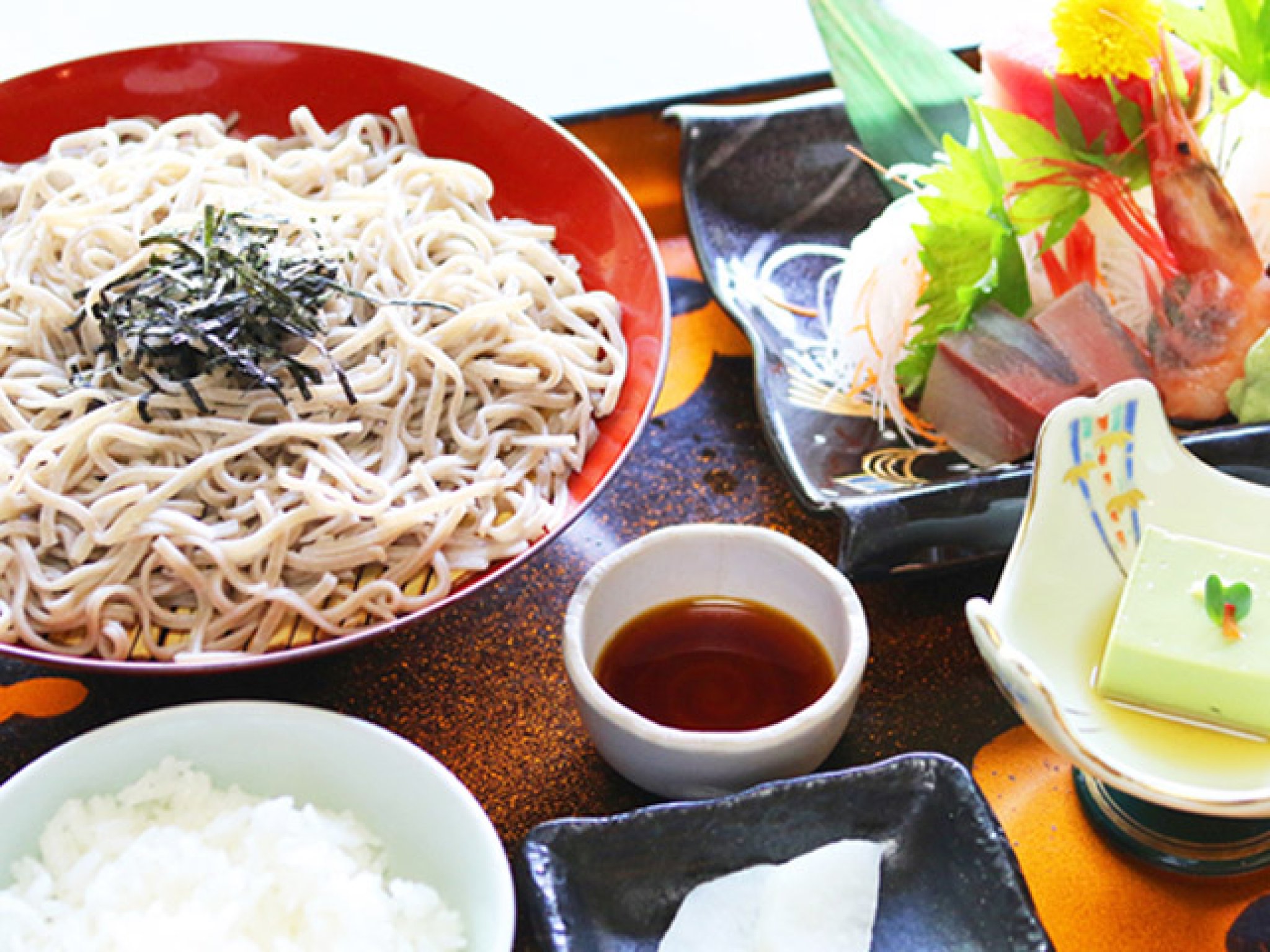 刺身とそば定食…1,600円｜「この地域の方の口に合う蕎麦を…」と信州・安曇野にオーダーしているオリジナル...