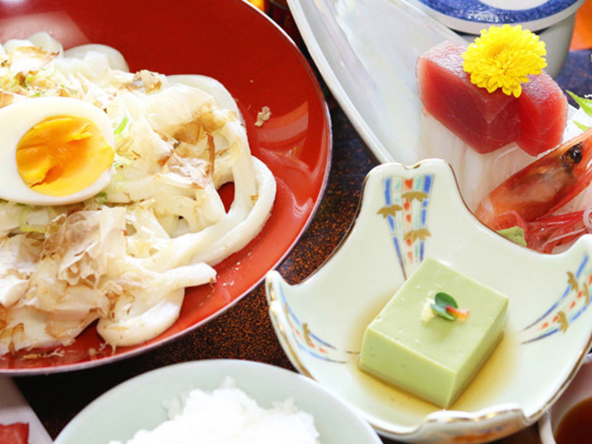 ともえ定食…1,300円｜一度食べたら味と食感が忘れられない…ともえうどん。麺は伊勢から取り寄せたもちもち...