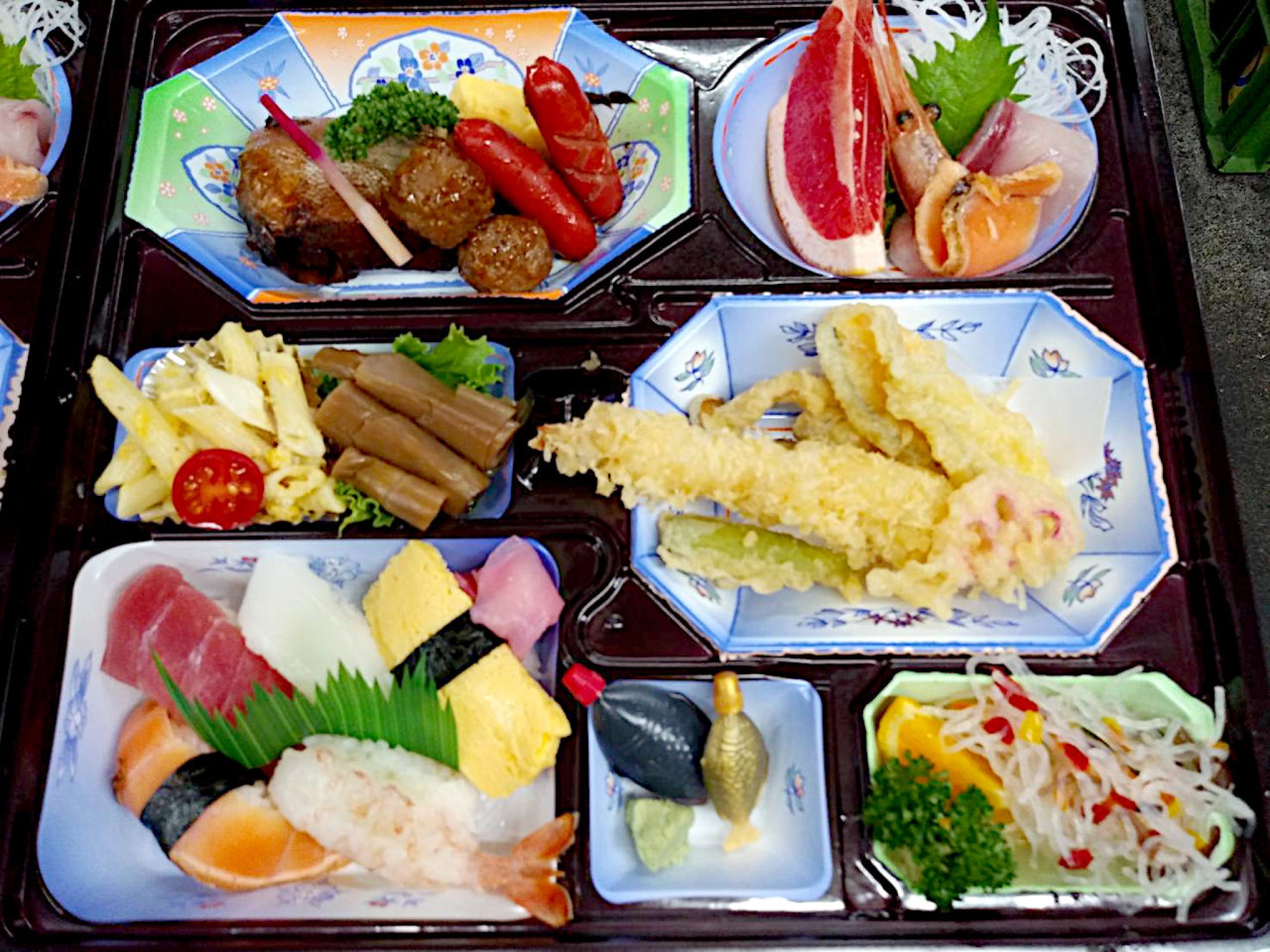 お弁当｜お弁当(2,700円)の一例。お弁当は、1,620円からご予算に応じてご用意いただける。3,780円からはお寿司付...