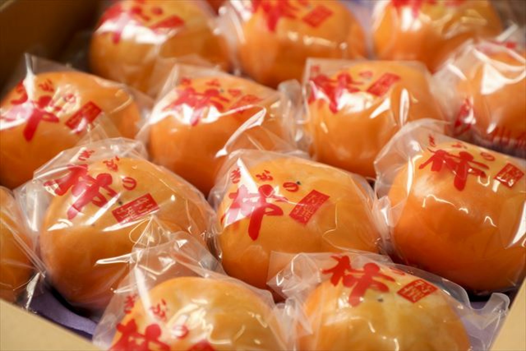 冷蔵富有柿（れいぞうふゆうがき）｜収穫後すぐに1個ずつ包装し、富有柿専用の特別冷蔵庫で徹底した温度管...