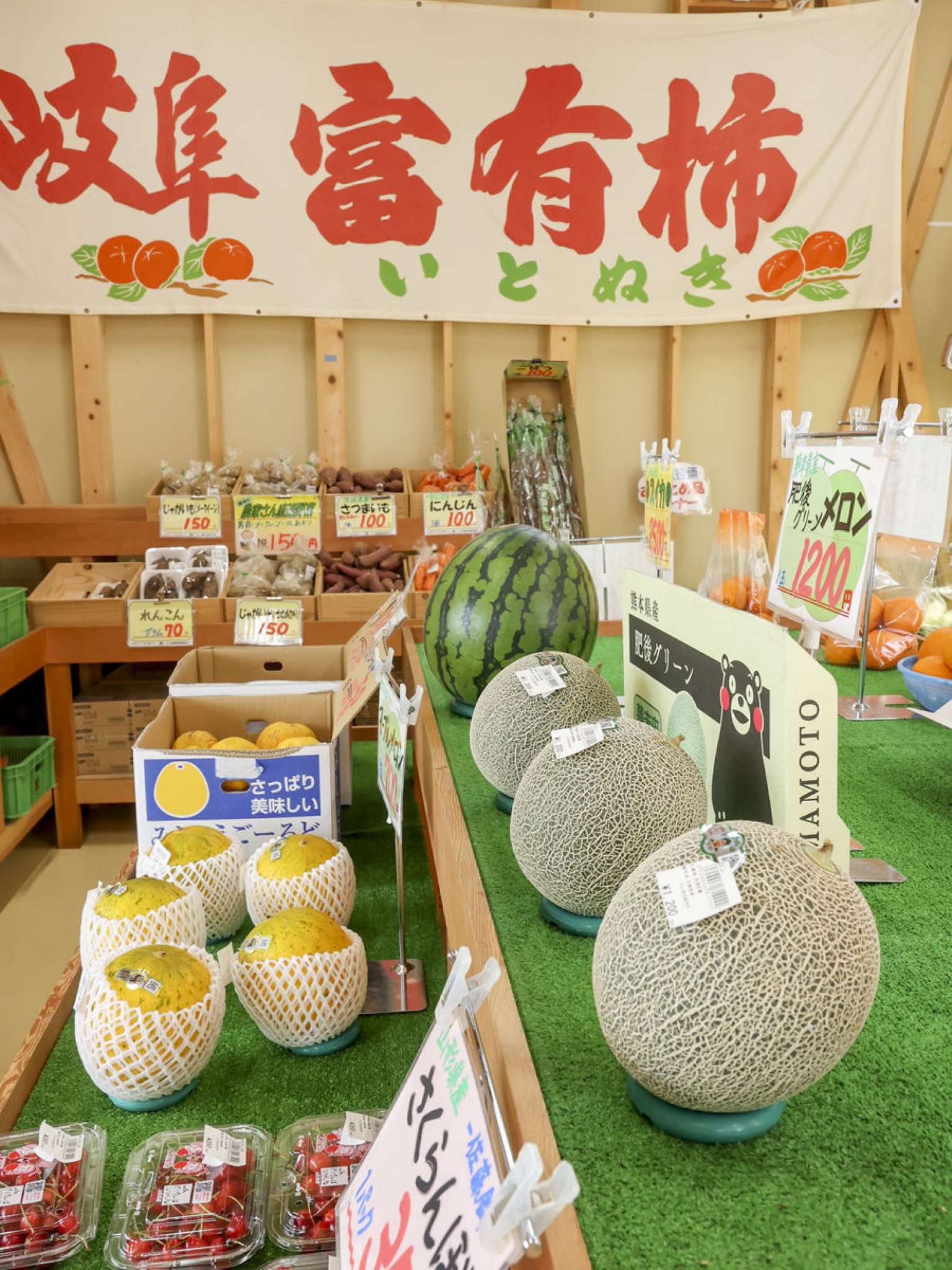 マル席柿販売所店内｜店内には産直農産物や各地の特産品などが種類豊富に並ぶマル席柿販売所。柿のシーズン...