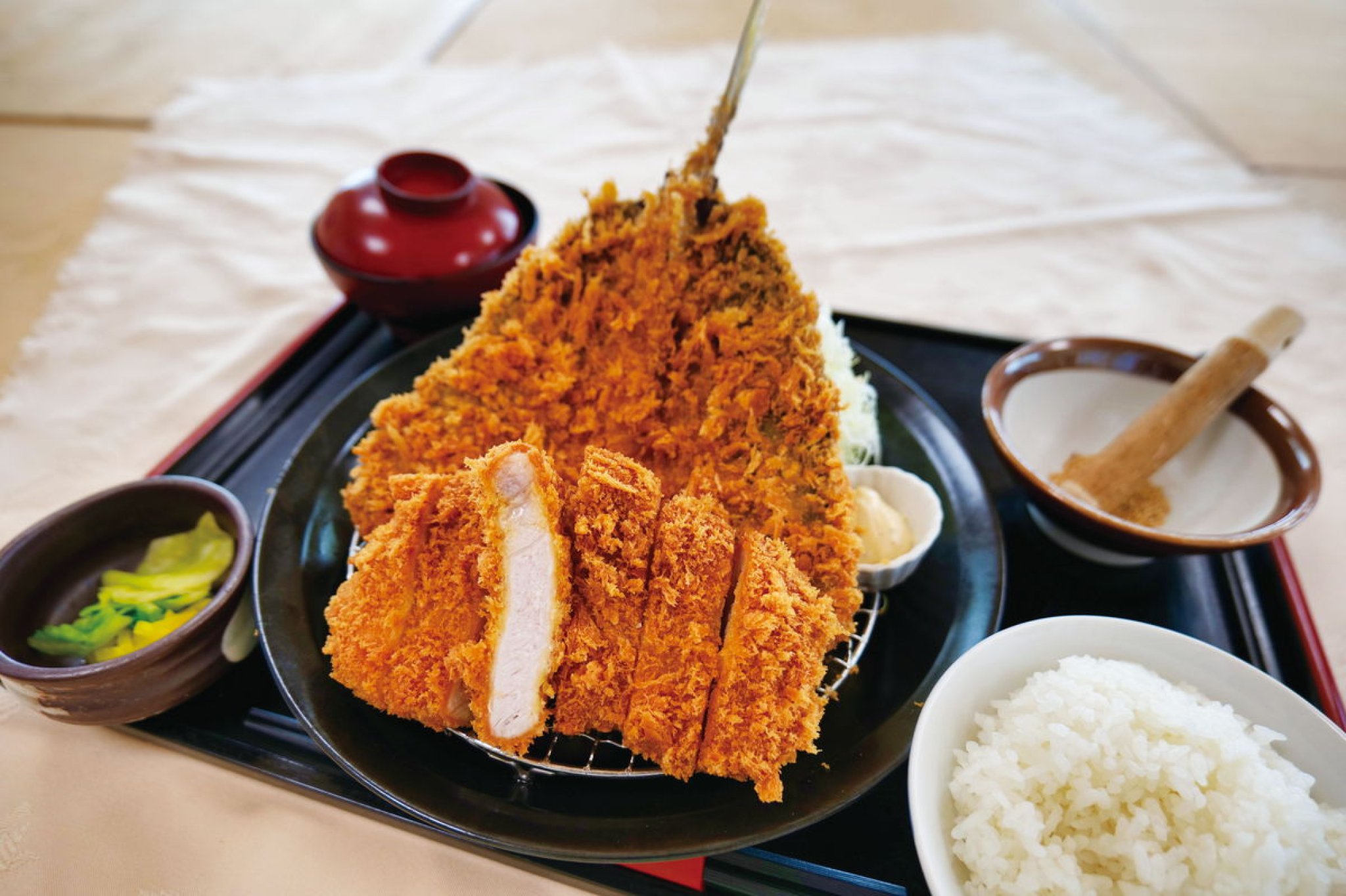 ジャンボアジとロース定食…2,500円｜大きなアジフライとロースカツがセットになったボリューム満点の定食。...